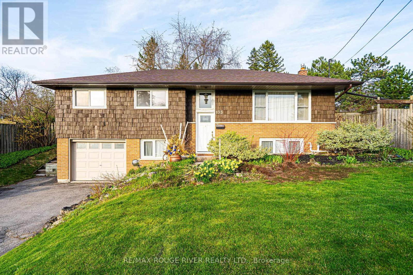 133 ELIZABETH CRESCENT, Whitby, Ontario