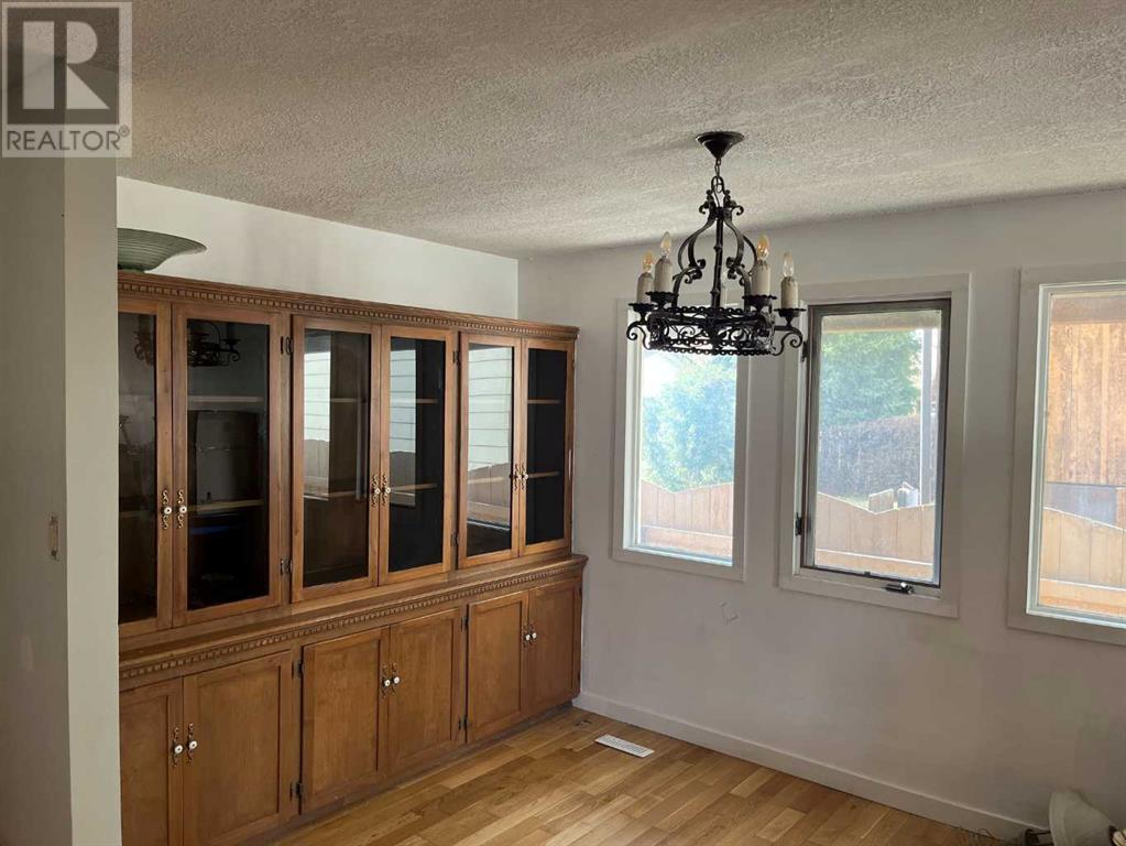 Property at 426 Leaside Avenue S image 2