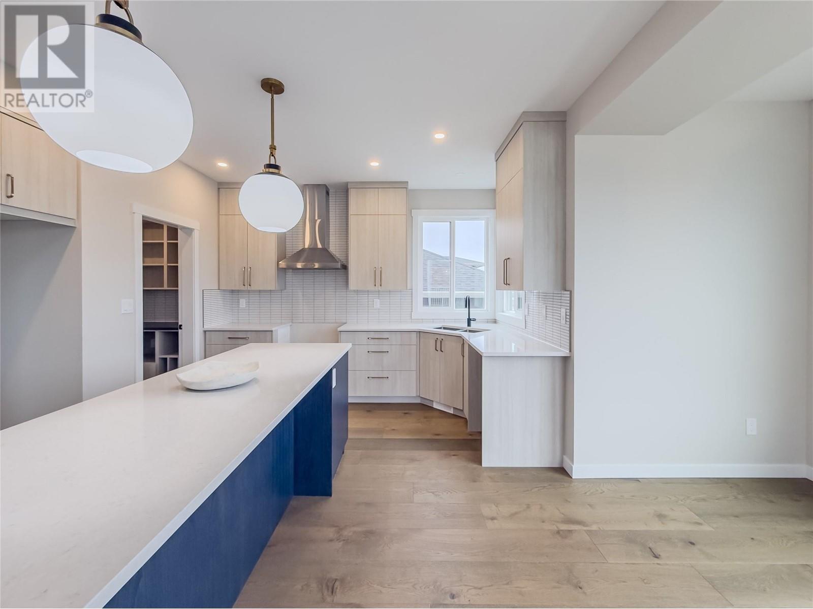 1571 EMERALD Drive, Kamloops, BC V2E0C4