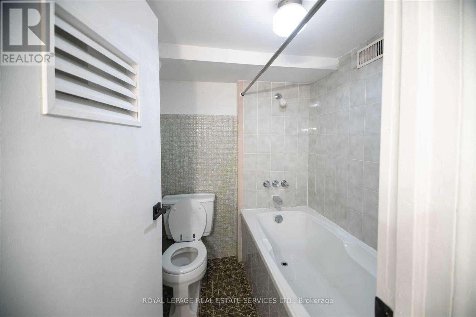 1010 Caledonia Road, Toronto (Yorkdale-Glen Park), Ontario  M6B 3Z1 - Photo 13 - W12144750