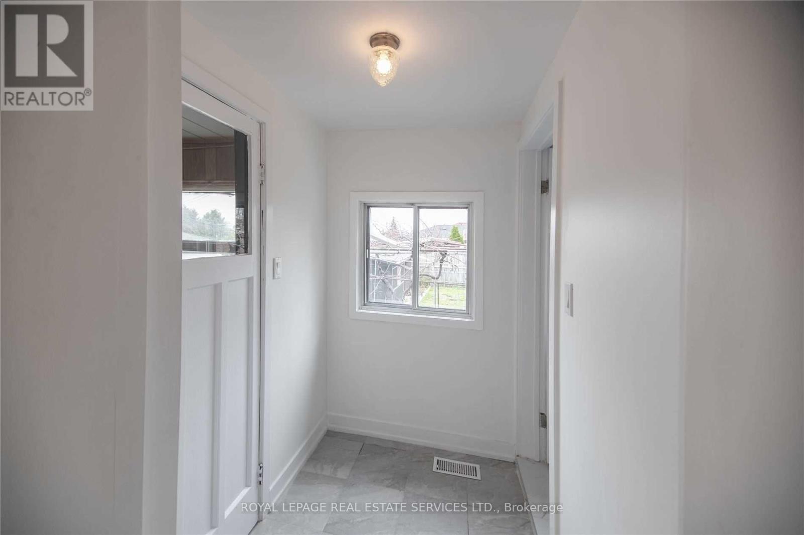 1010 Caledonia Road, Toronto (Yorkdale-Glen Park), Ontario  M6B 3Z1 - Photo 24 - W12144750