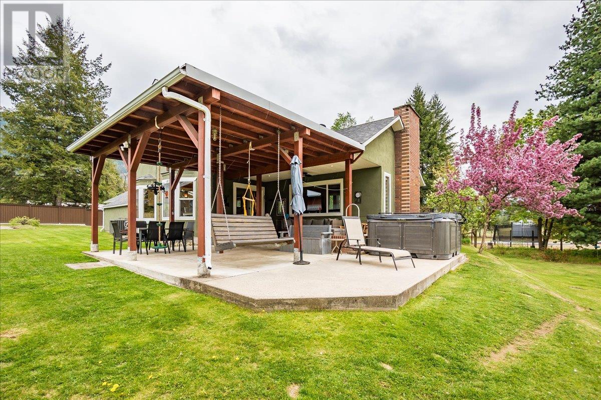 887 Waterloo Road, Castlegar, British Columbia  V1N 4K8 - Photo 69 - 10342235