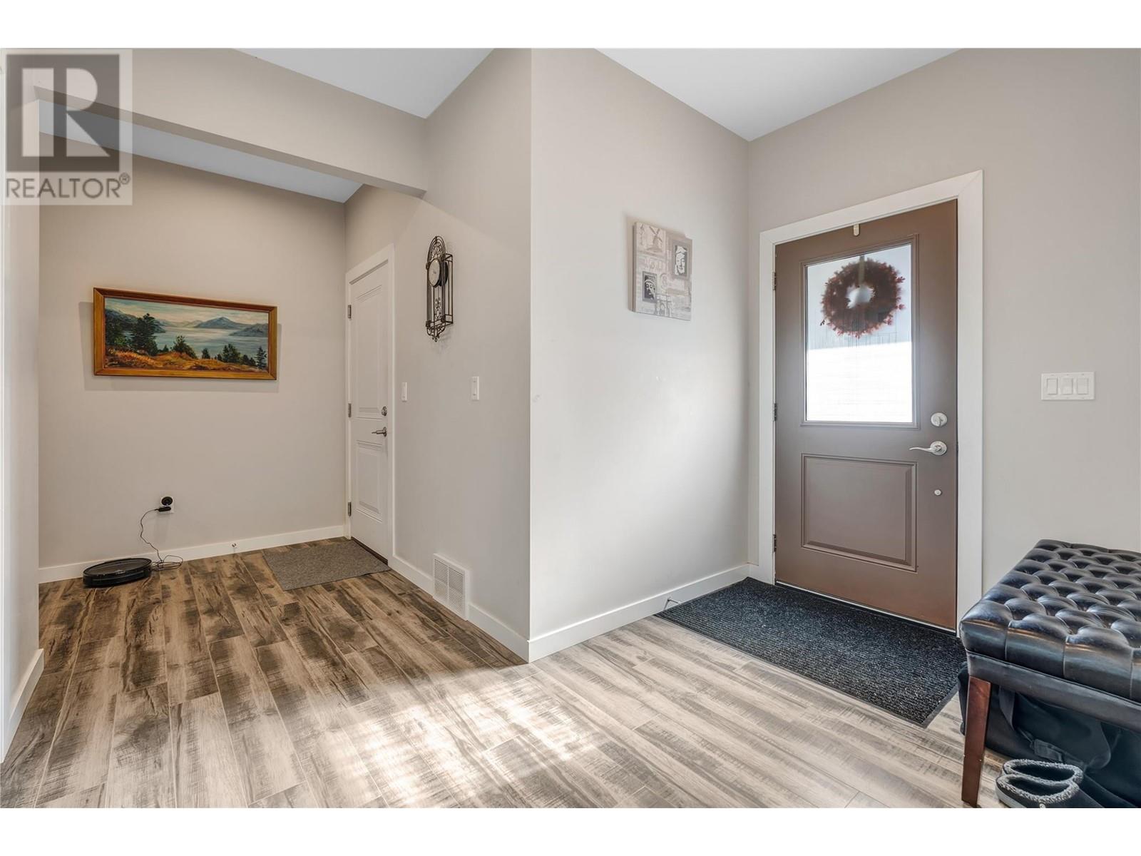 Property at 324 K VIEW Crescent image 4