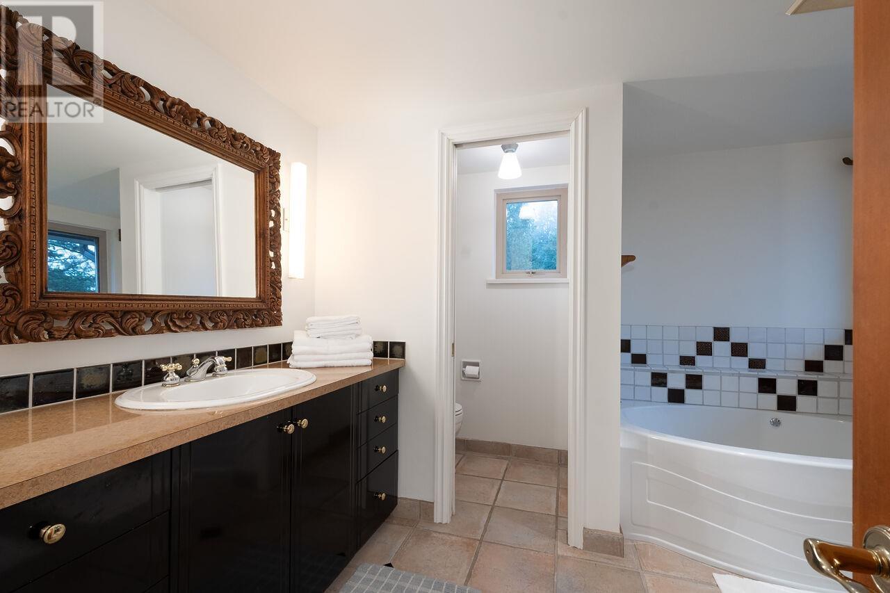 620 Laura Road, Bowen Island, British Columbia  V0N 1G2 - Photo 13 - R2983894