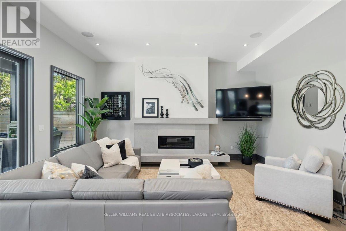 16 Maple Avenue S, Mississauga, Ontario  L5H 2R6 - Photo 13 - W12144938