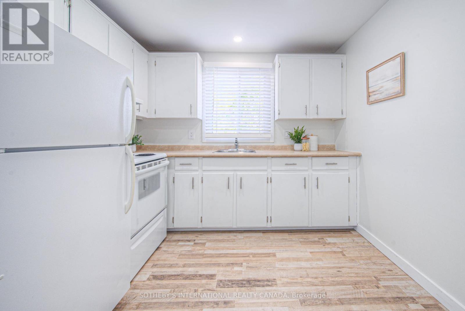 24b Amos Avenue, Waterloo, Ontario  N2L 5G3 - Photo 12 - X12144916