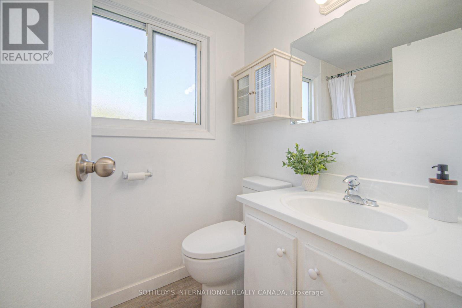 24b Amos Avenue, Waterloo, Ontario  N2L 5G3 - Photo 18 - X12144916
