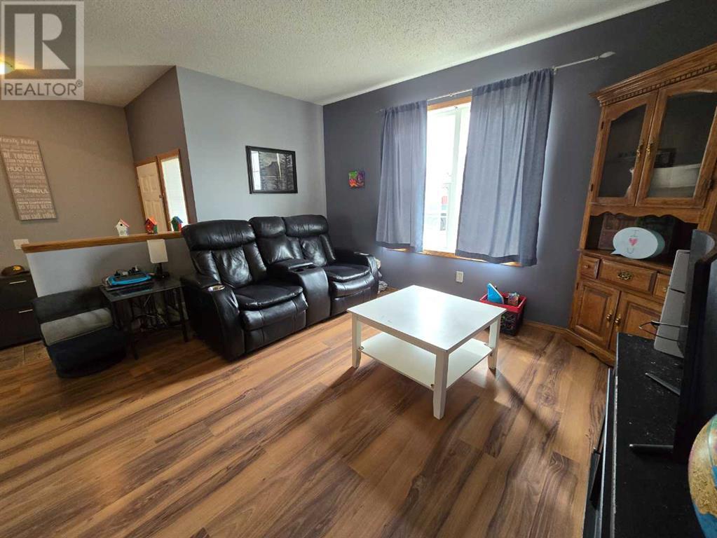 32 Johns Street, Red Deer, Alberta  T4P 4C8 - Photo 3 - A2213830