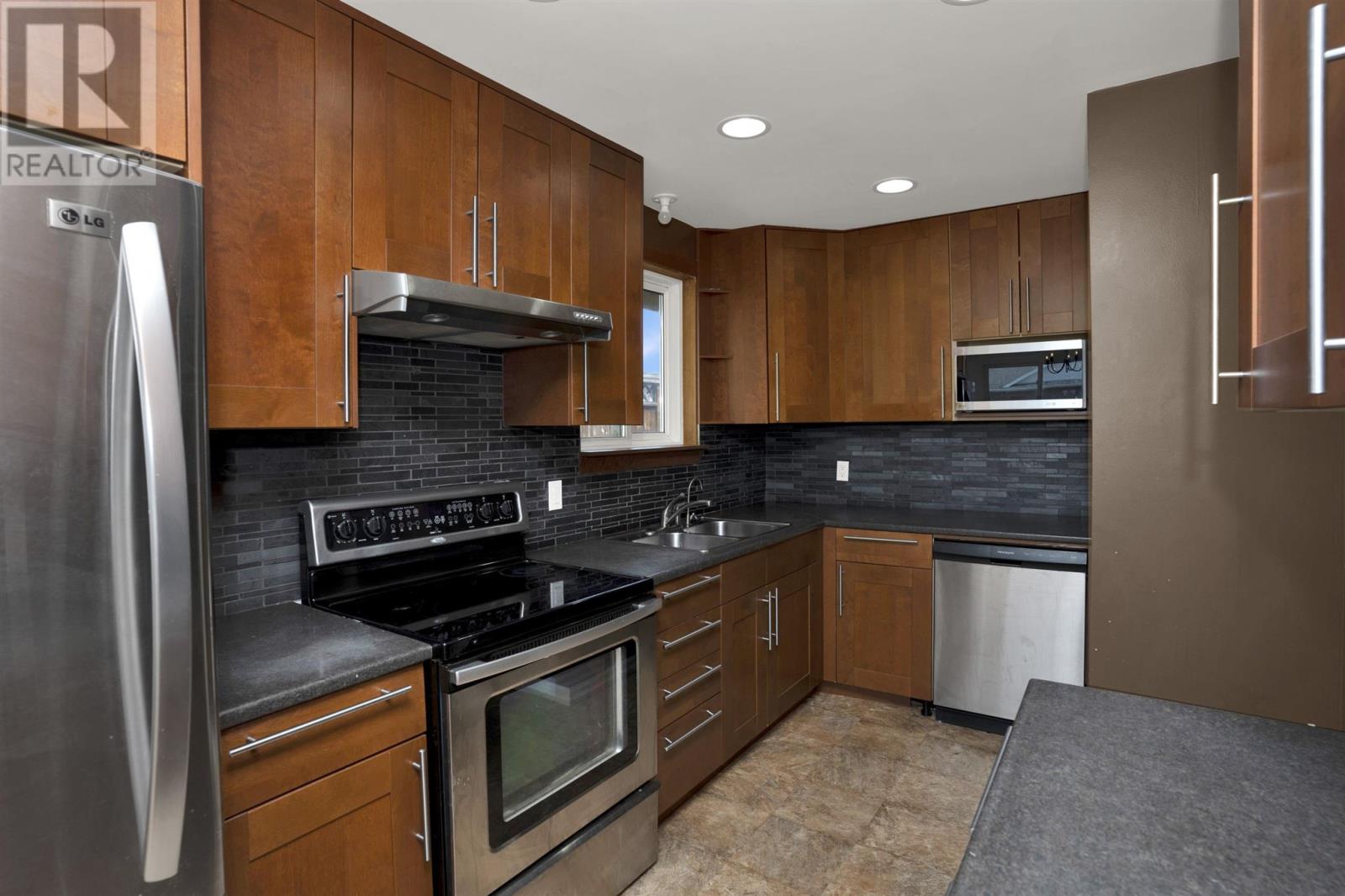 Property at 99 Empress ST N image 5