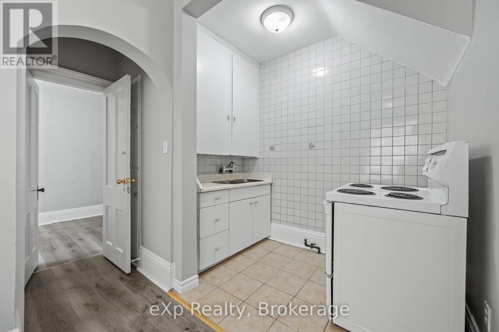 242 Dalhousie Street, Brantford, Ontario  N3S 3T9 - Photo 13 - X12145002