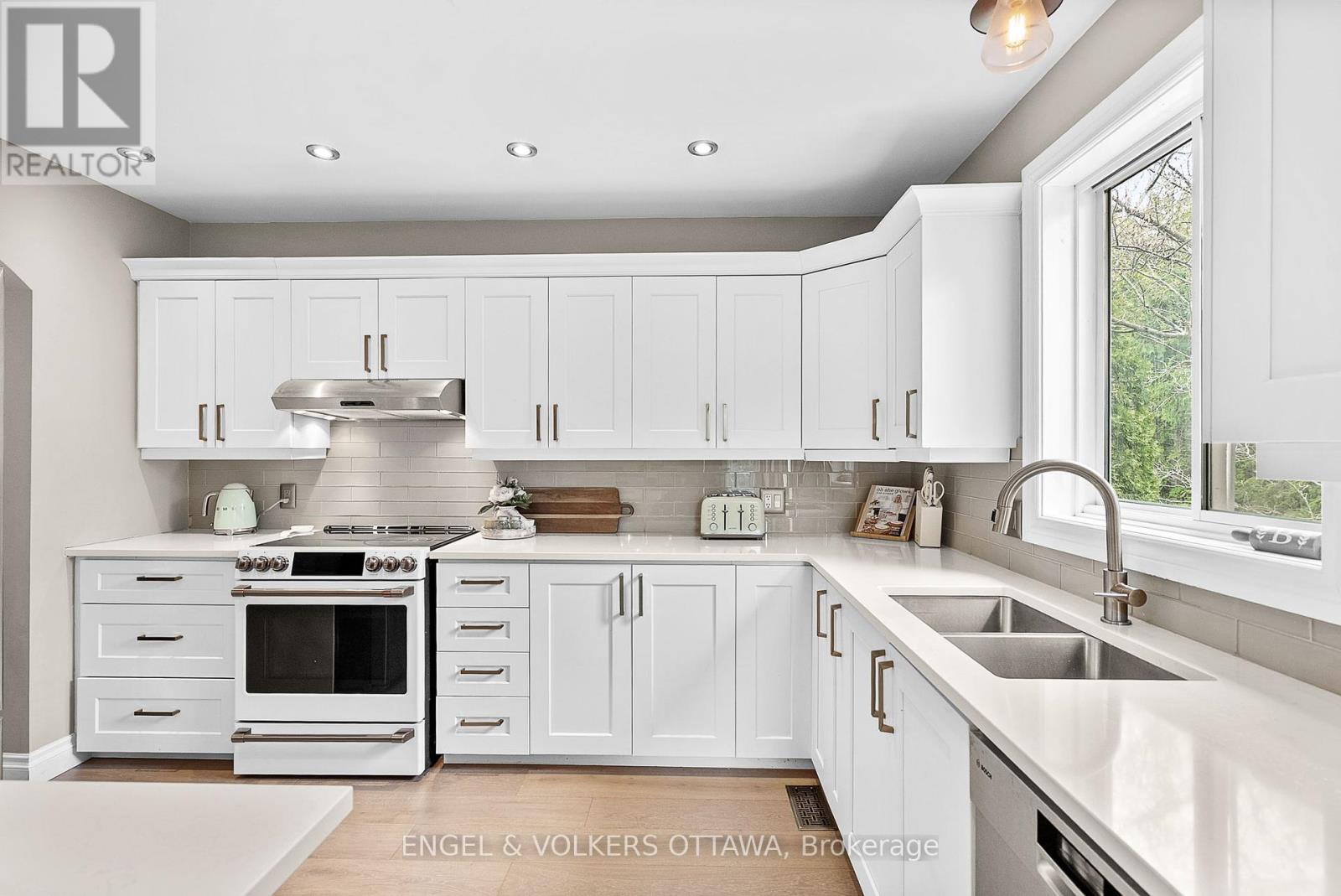 26 Thresher Avenue, Ottawa, Ontario  K2S 1X8 - Photo 12 - X12145177