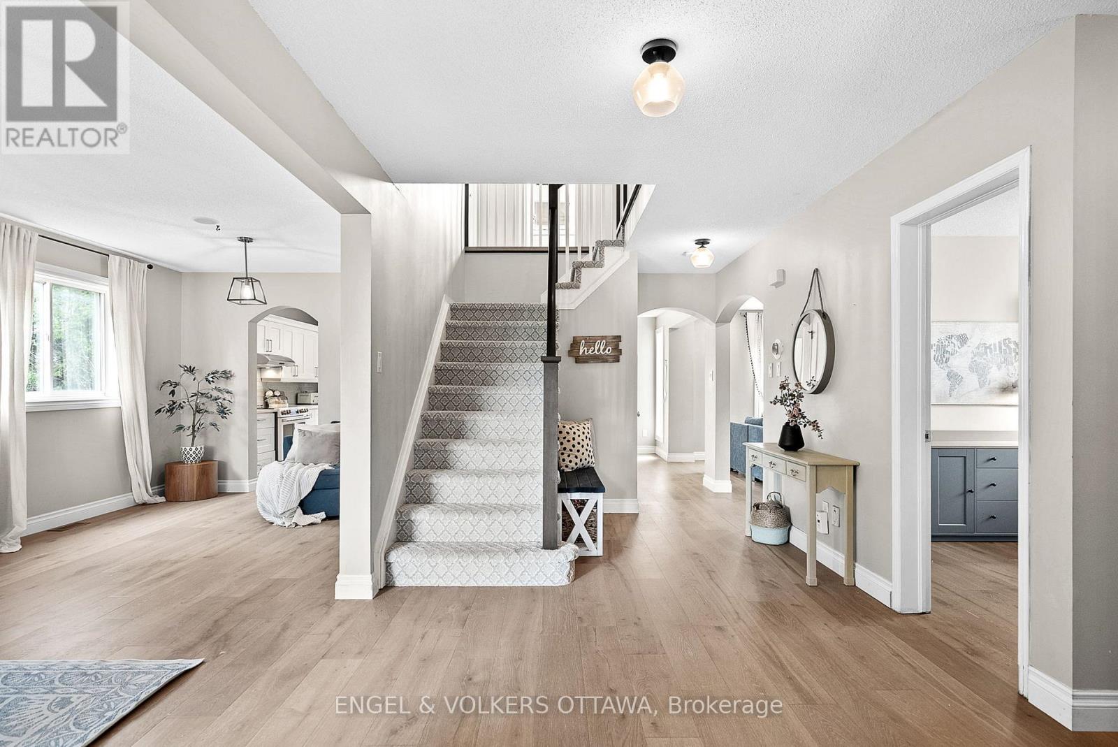 26 Thresher Avenue, Ottawa, Ontario  K2S 1X8 - Photo 2 - X12145177
