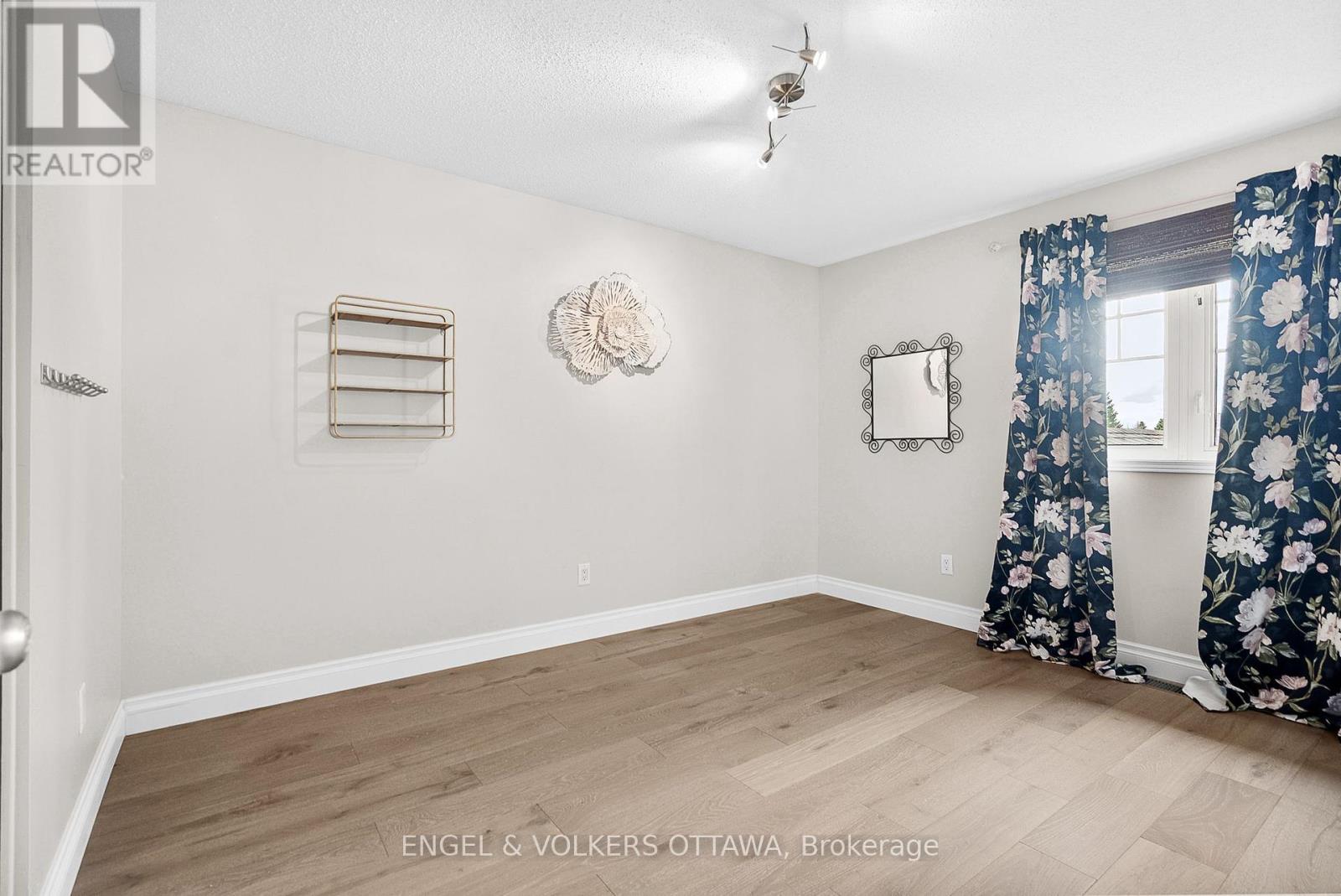 26 Thresher Avenue, Ottawa, Ontario  K2S 1X8 - Photo 25 - X12145177