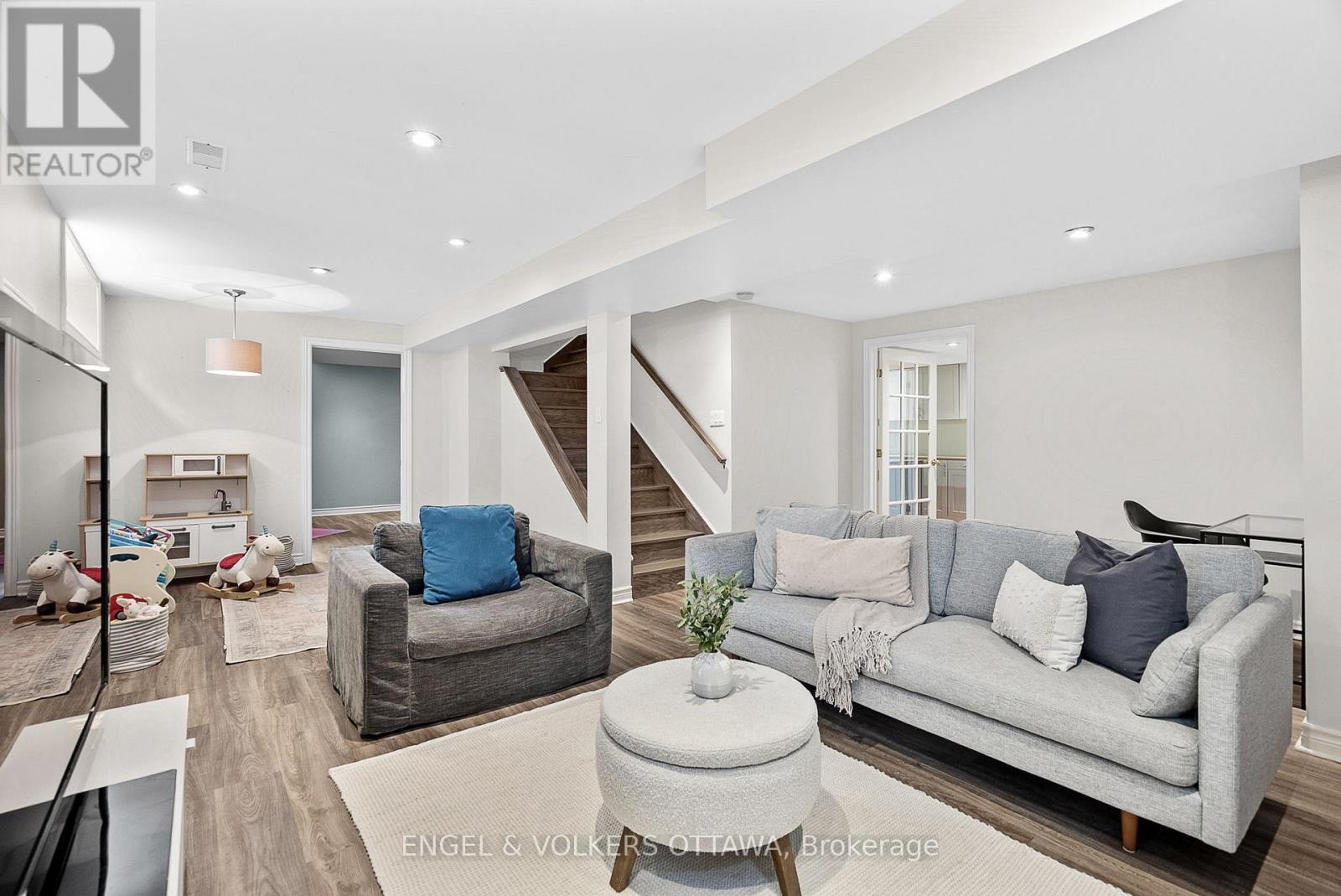 26 Thresher Avenue, Ottawa, Ontario  K2S 1X8 - Photo 29 - X12145177