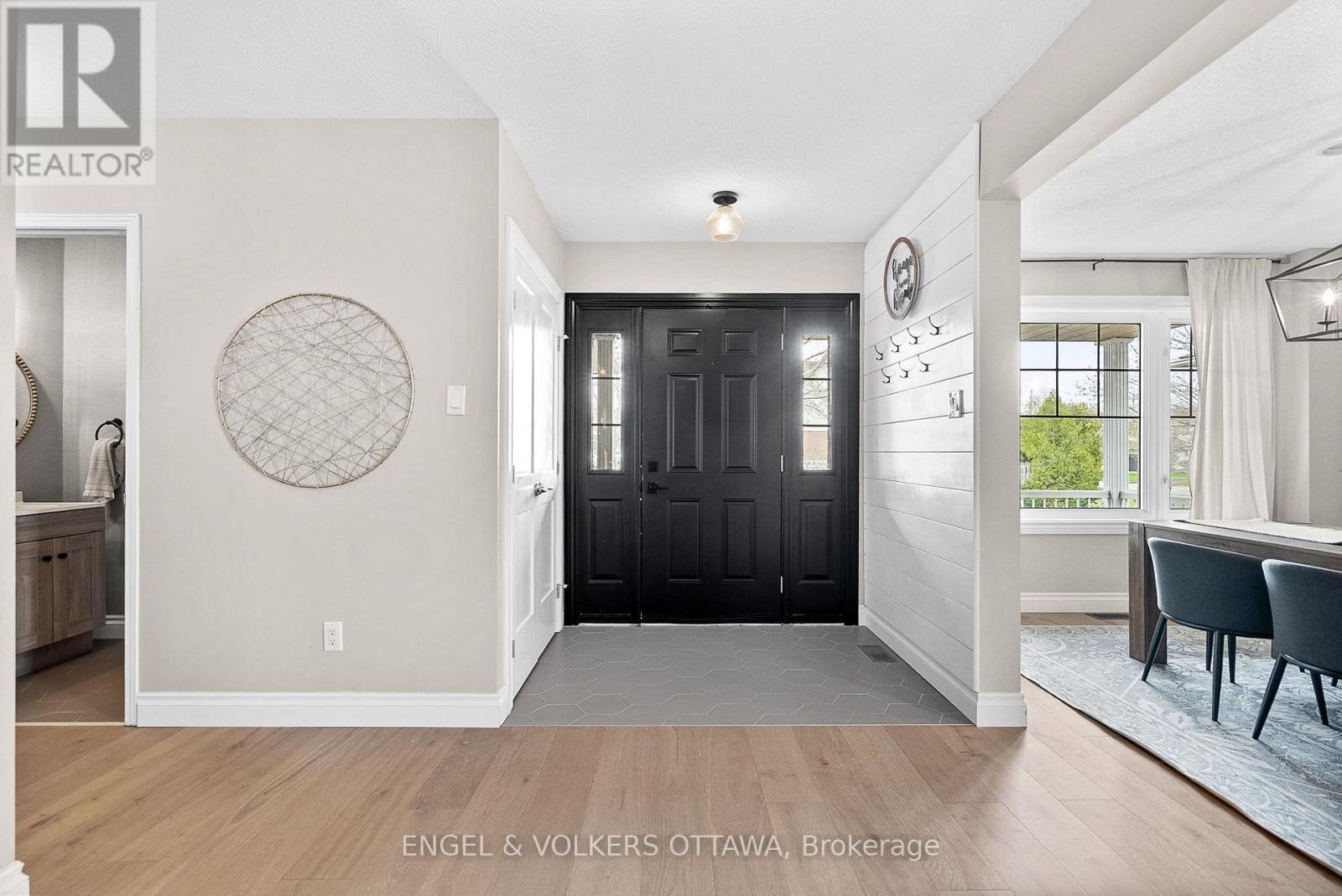 26 Thresher Avenue, Ottawa, Ontario  K2S 1X8 - Photo 3 - X12145177