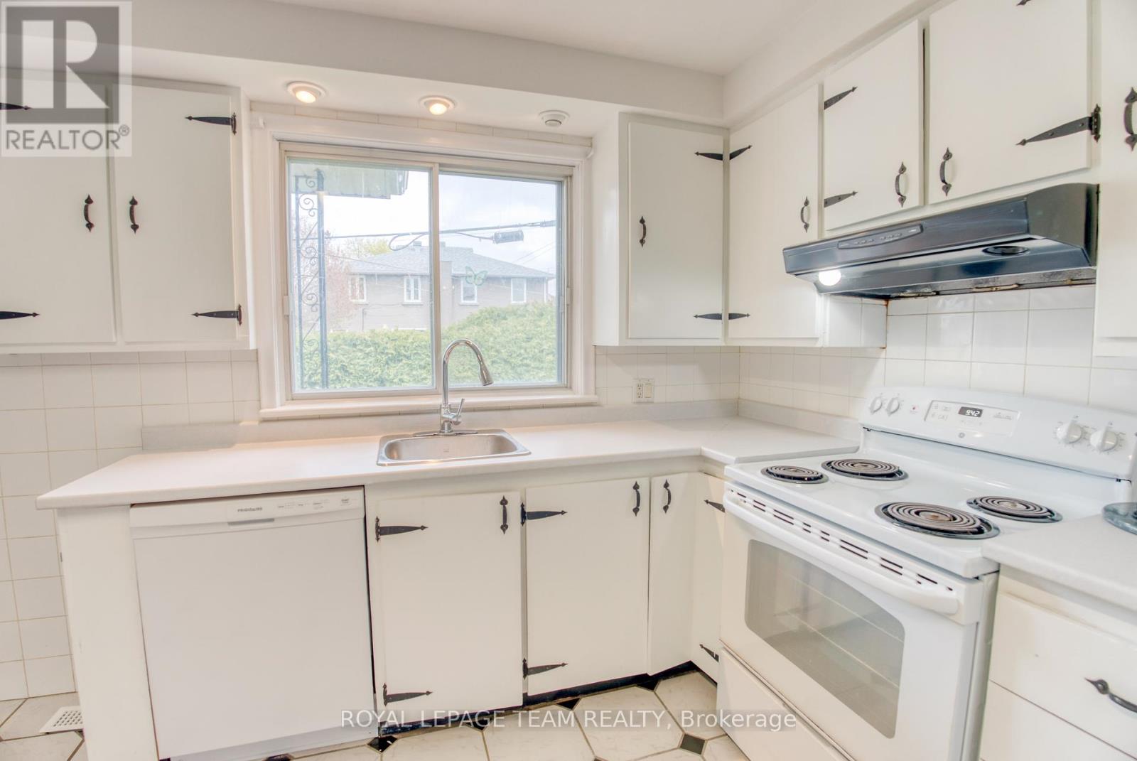 53 Drouin Avenue, Ottawa, Ontario  K1K 2A6 - Photo 10 - X12145194