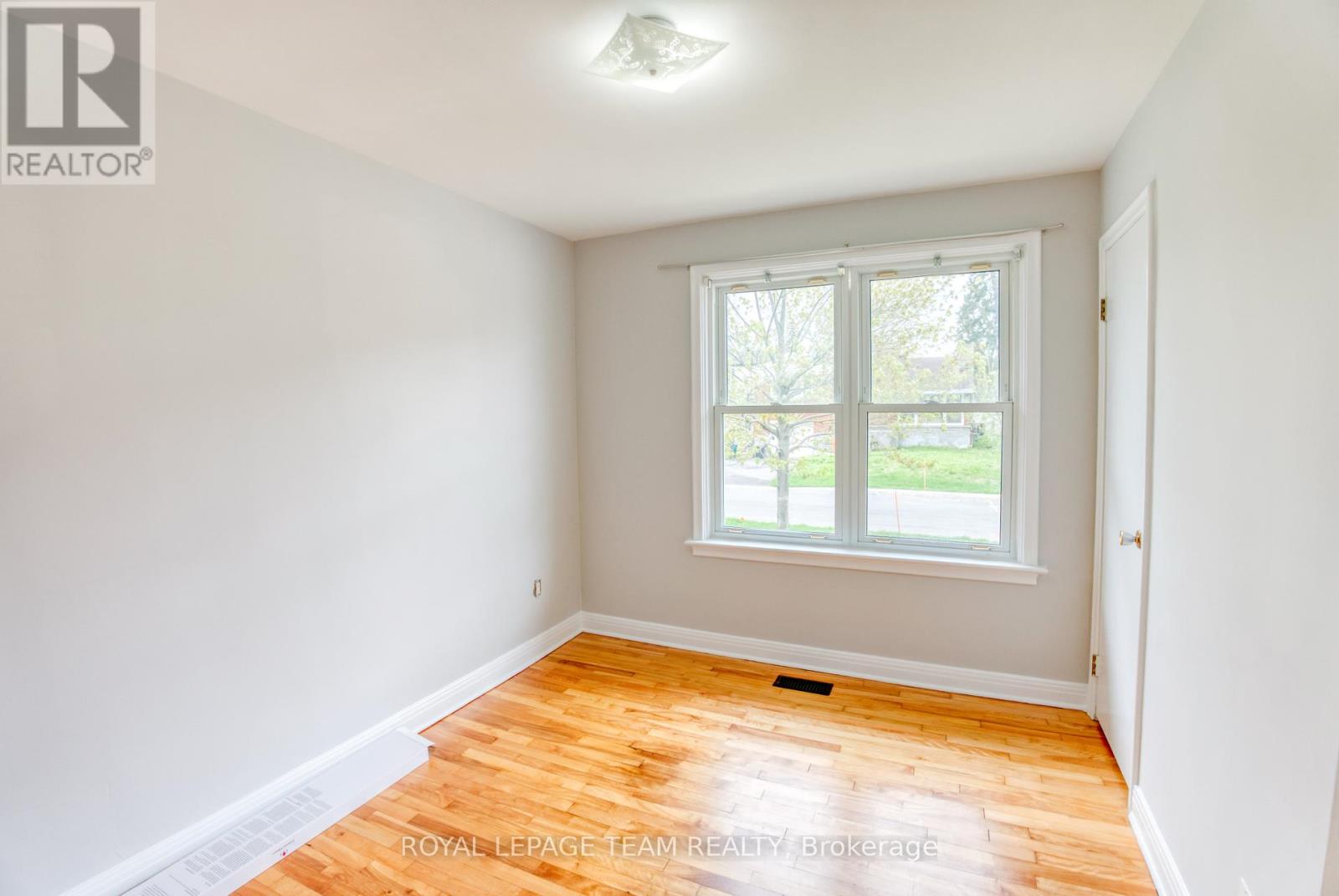 53 Drouin Avenue, Ottawa, Ontario  K1K 2A6 - Photo 11 - X12145194