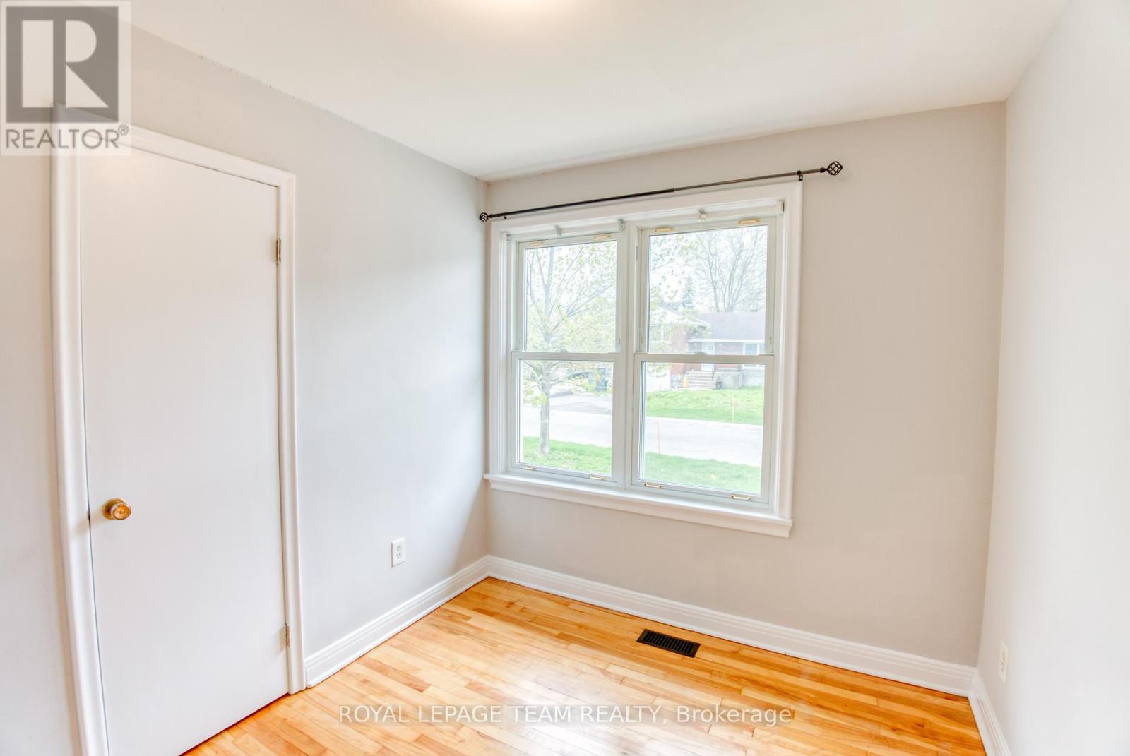53 Drouin Avenue, Ottawa, Ontario  K1K 2A6 - Photo 12 - X12145194