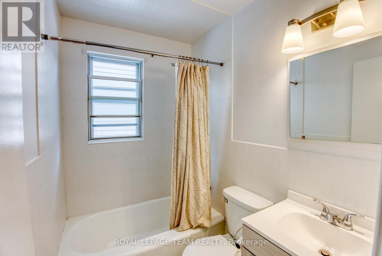 53 Drouin Avenue, Ottawa, Ontario  K1K 2A6 - Photo 14 - X12145194