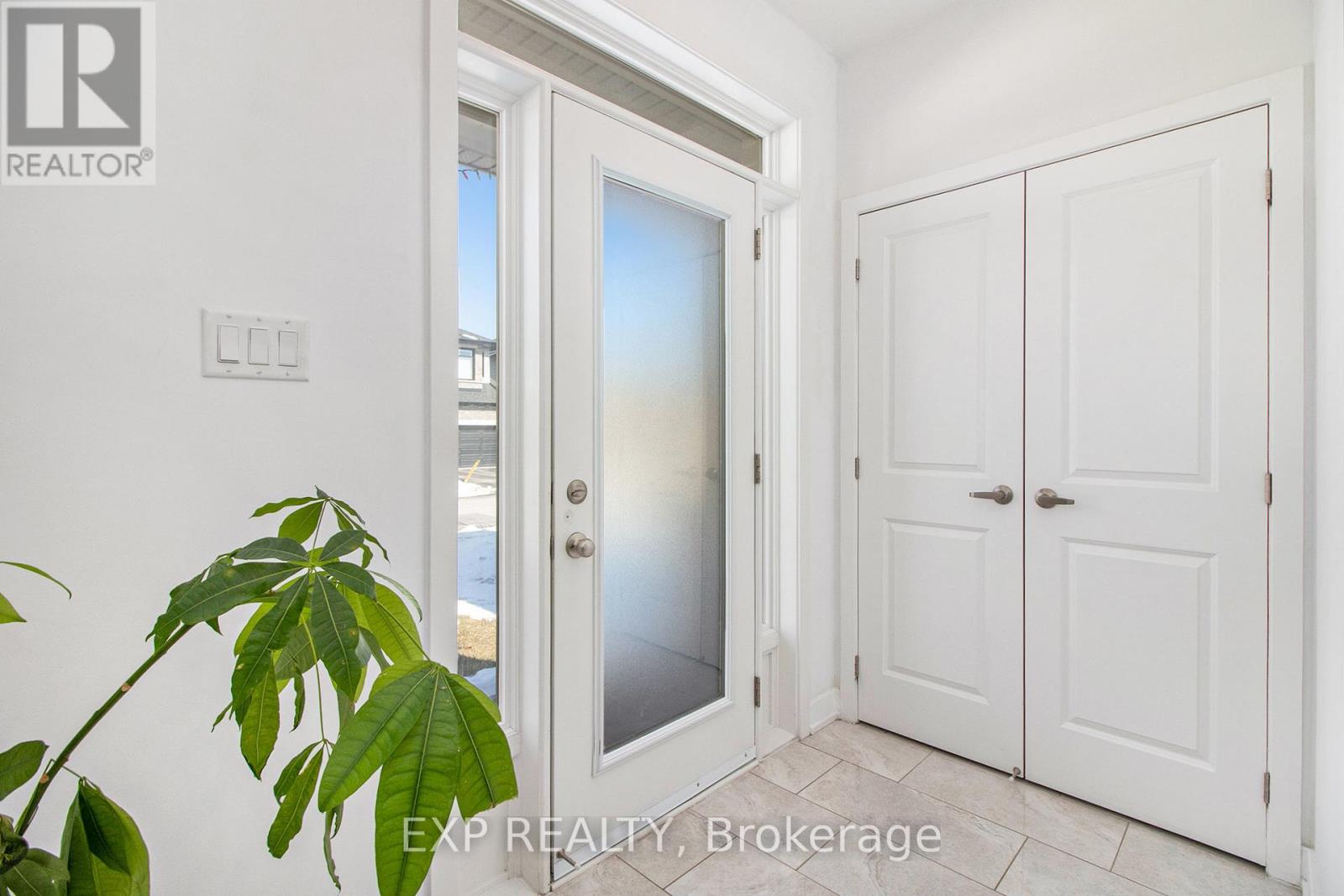 908 Embankment Street, Ottawa, Ontario  K2S 2P4 - Photo 4 - X12145214