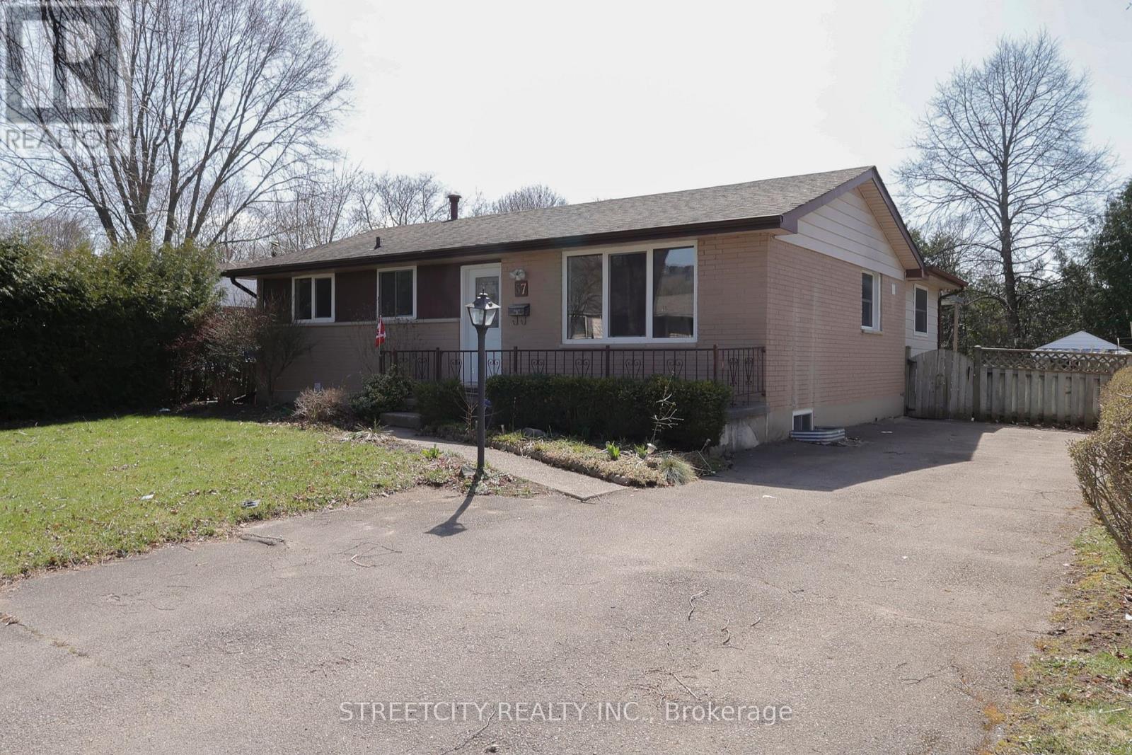 Property at 57 AMY CRESCENT image 3