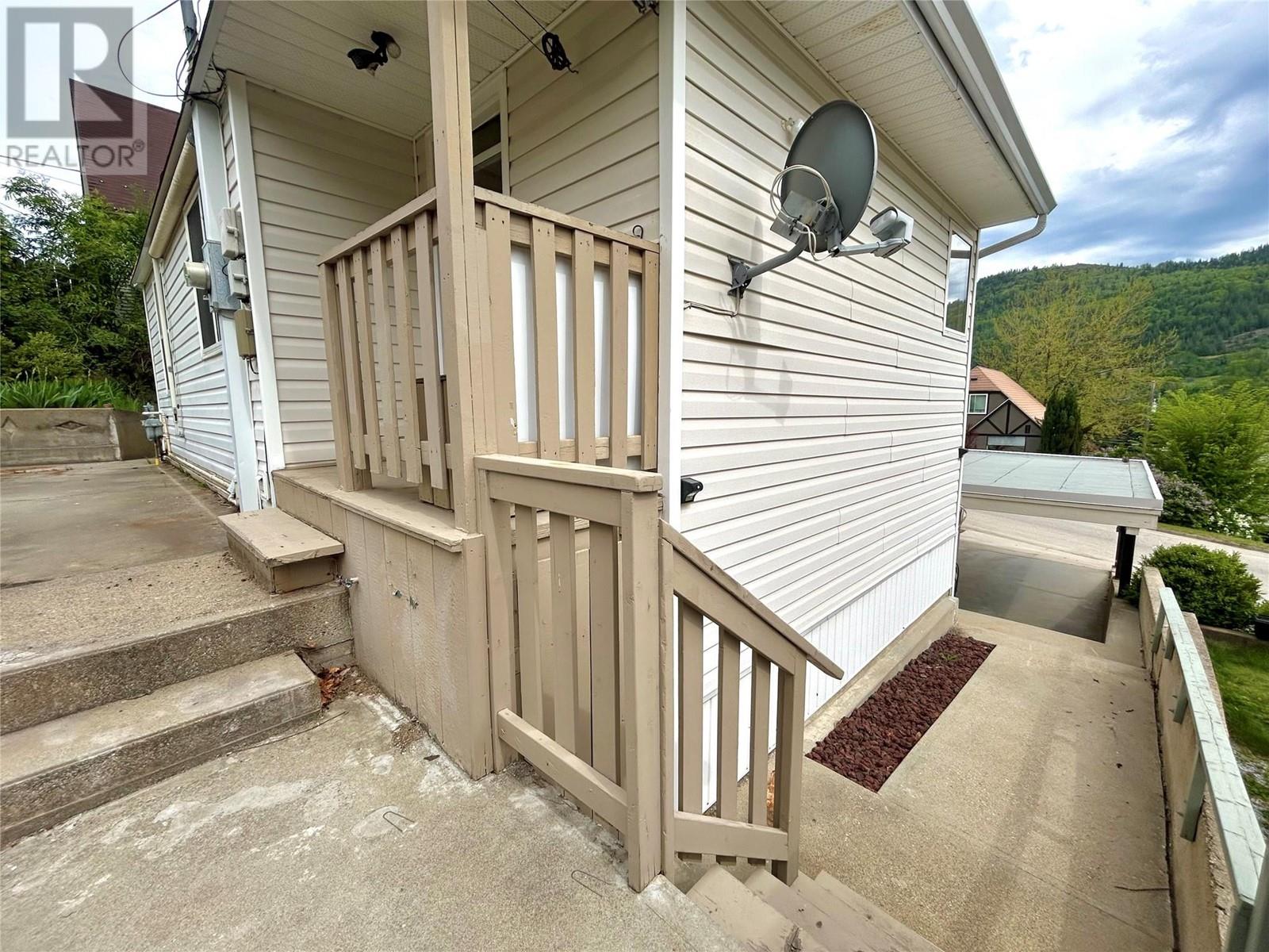 715 Shakespeare Street, Warfield, British Columbia  V1R 2B3 - Photo 4 - 10347444