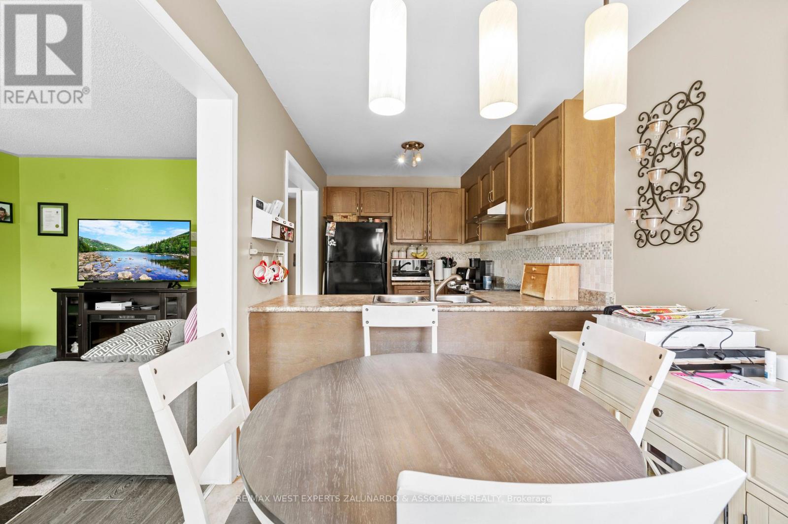 156 Stonemount Crescent, Essa, Ontario  L0M 1B4 - Photo 9 - N12145211