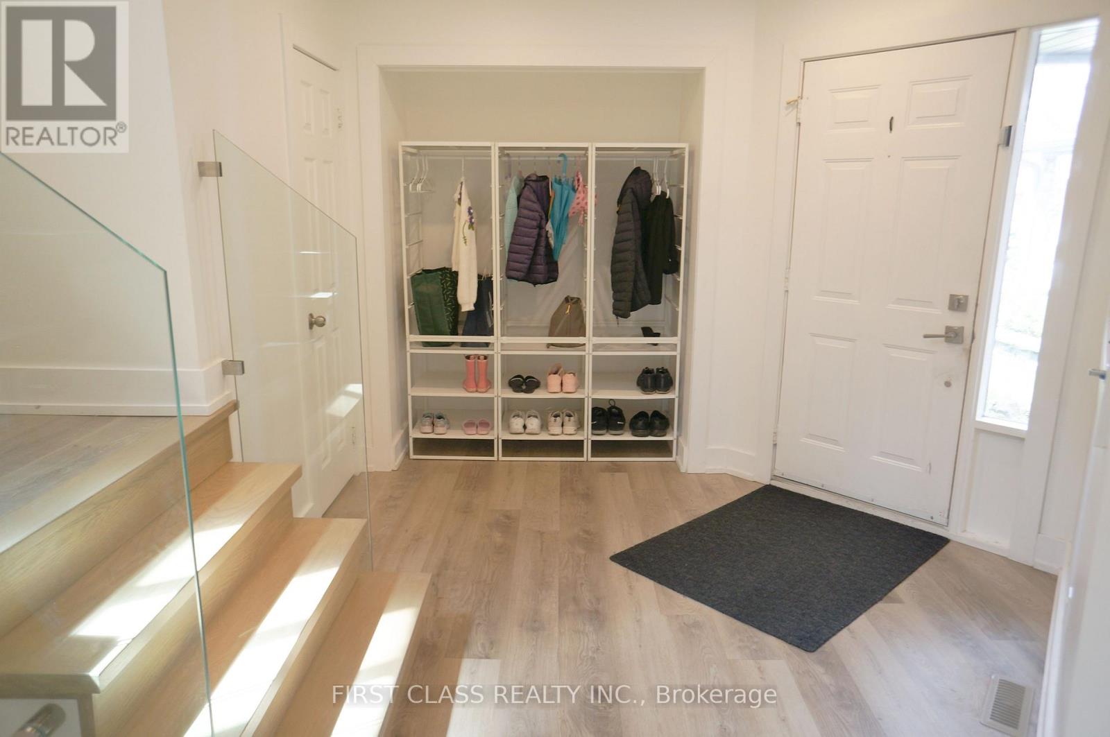 31 Elmpark Court, Richmond Hill, Ontario  L4C 9T8 - Photo 3 - N12145246