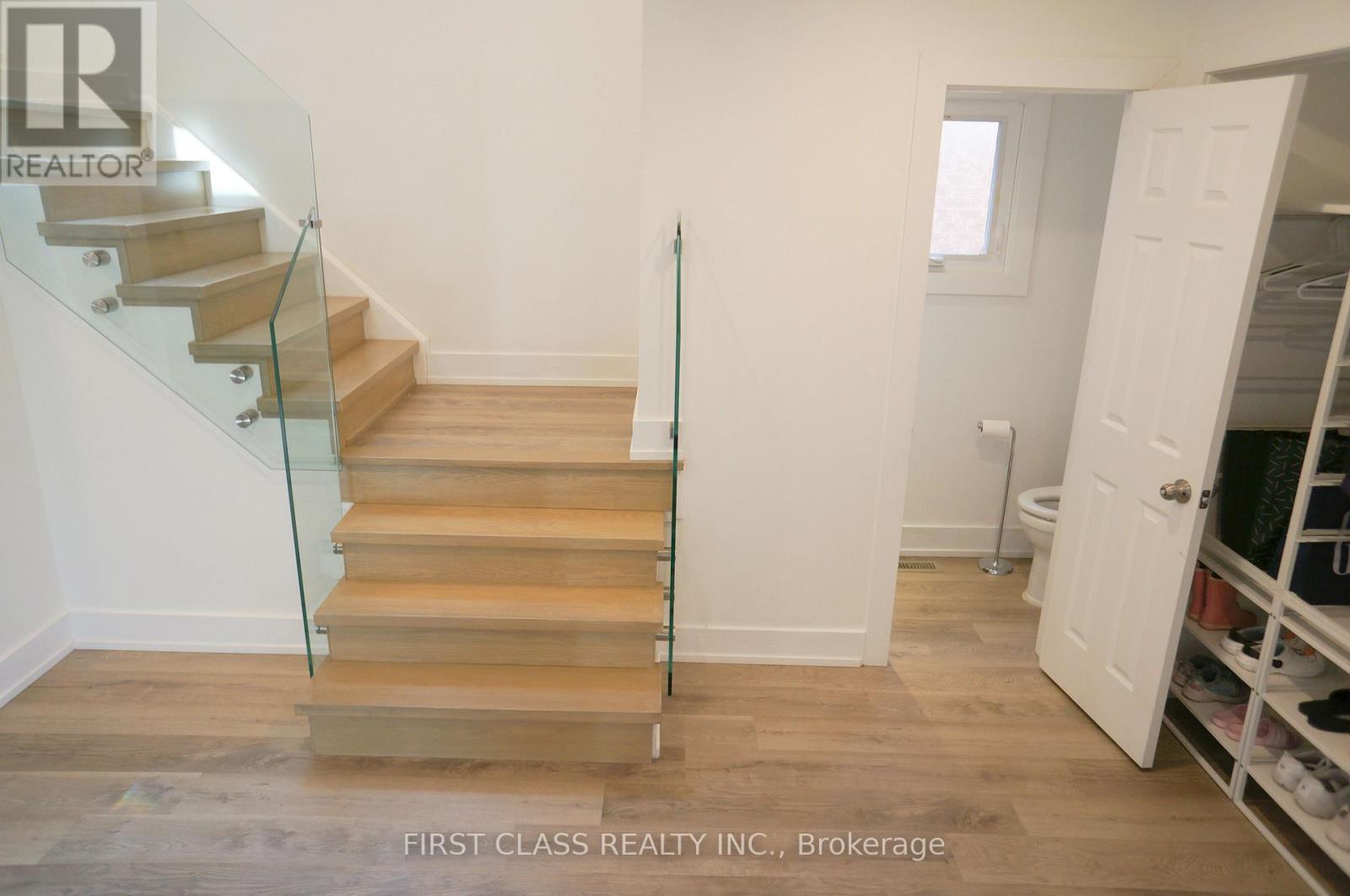 31 Elmpark Court, Richmond Hill, Ontario  L4C 9T8 - Photo 4 - N12145246