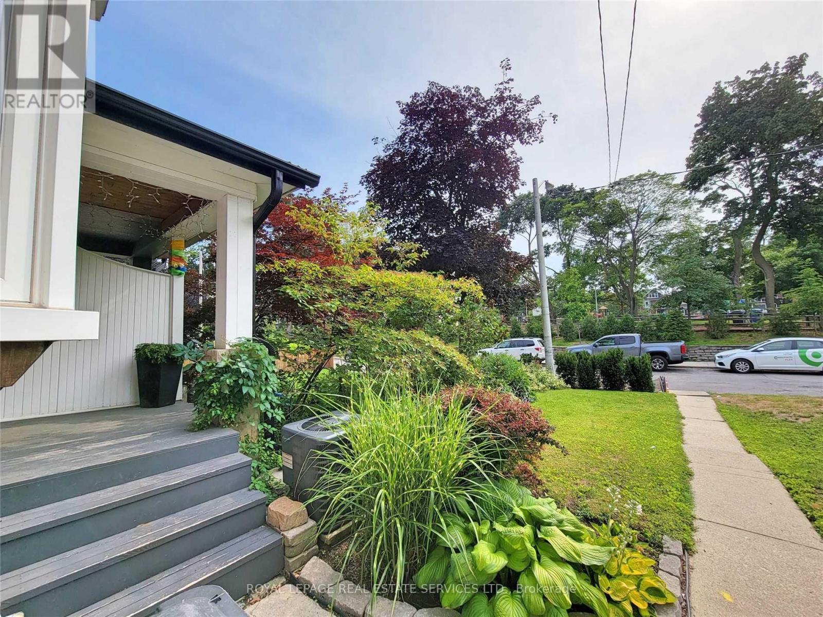 Upper/main - 431 Indian Grove, Toronto, Ontario  M6P 2H7 - Photo 2 - W12145080