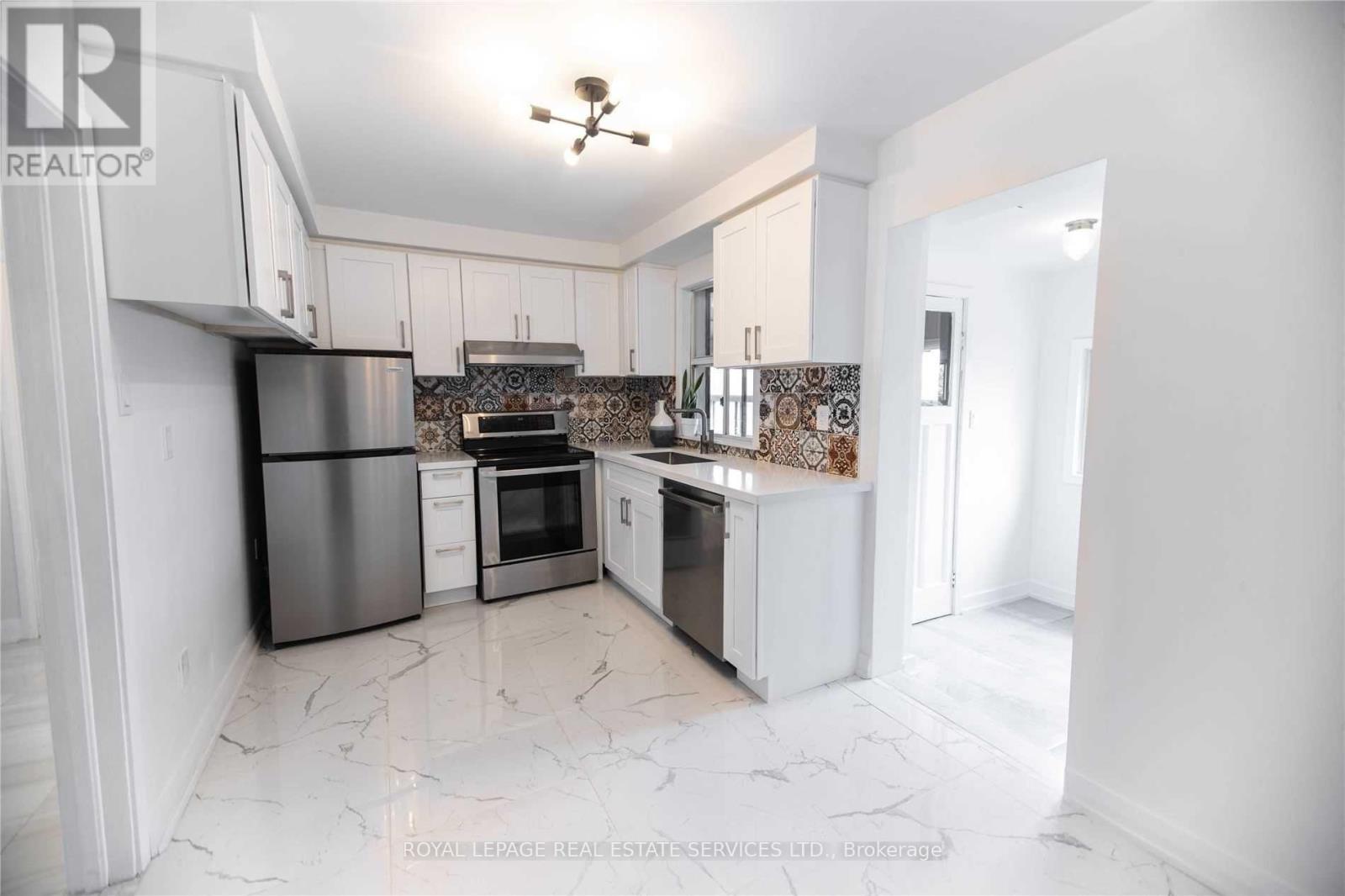 1010 Caledonia Road, Toronto (Yorkdale-Glen Park), Ontario  M6B 3Z1 - Photo 21 - W12145101