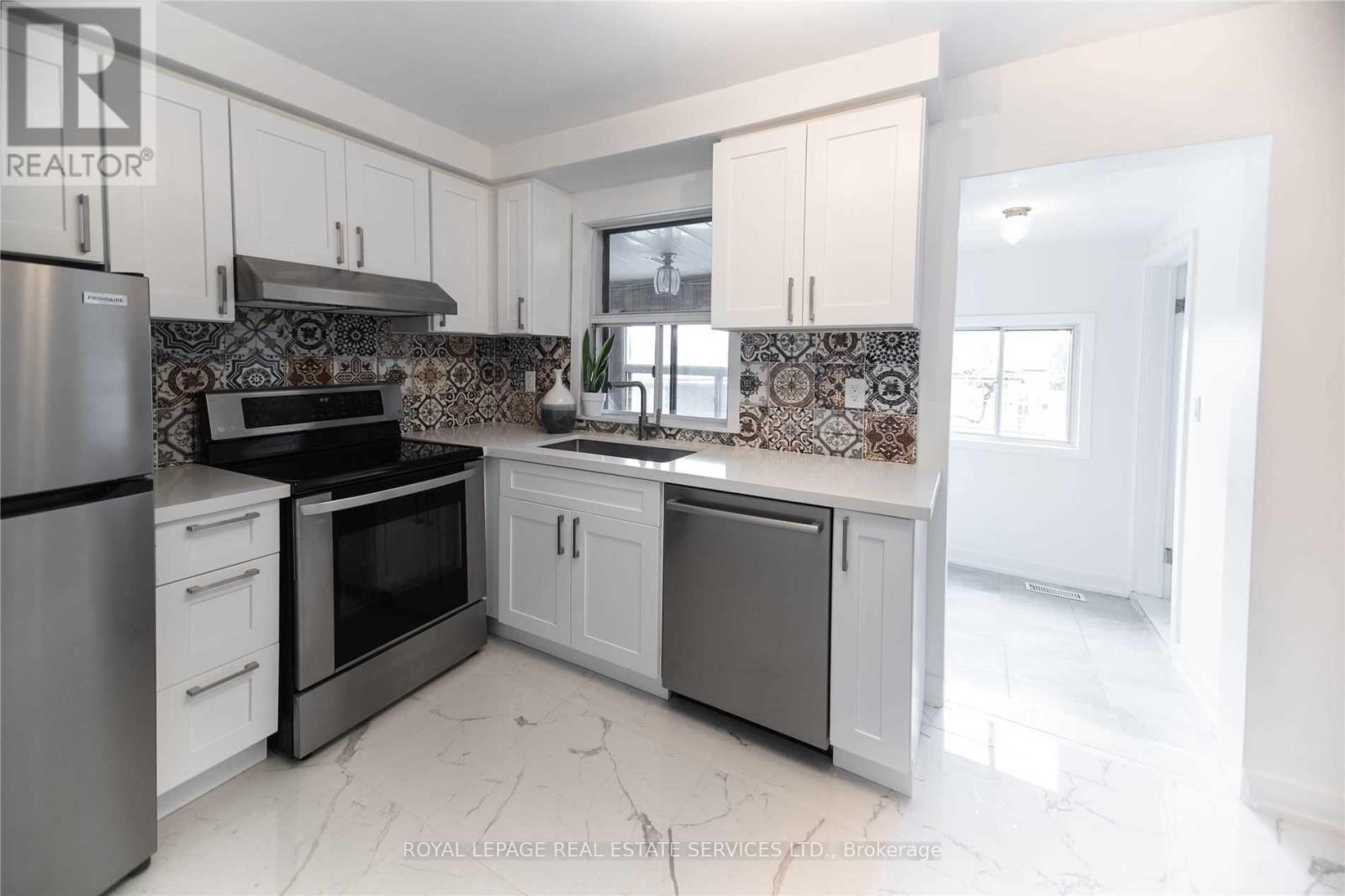 1010 Caledonia Road, Toronto (Yorkdale-Glen Park), Ontario  M6B 3Z1 - Photo 22 - W12145101
