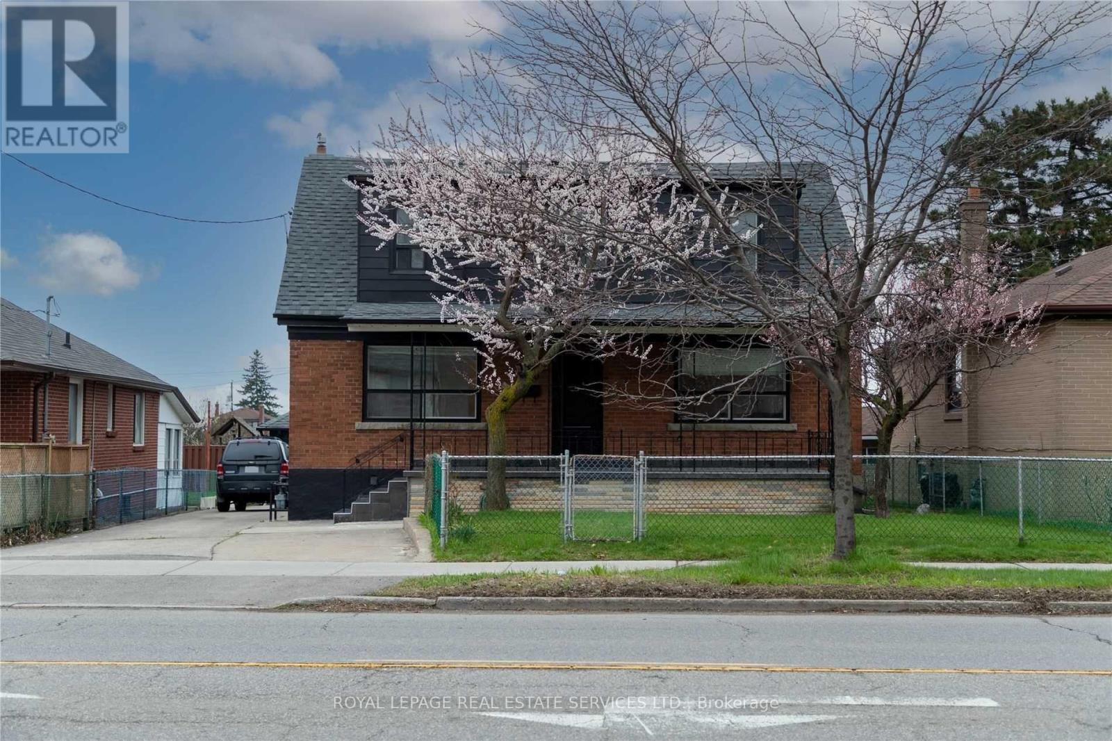 1010 Caledonia Road, Toronto (Yorkdale-Glen Park), Ontario  M6B 3Z1 - Photo 3 - W12145101