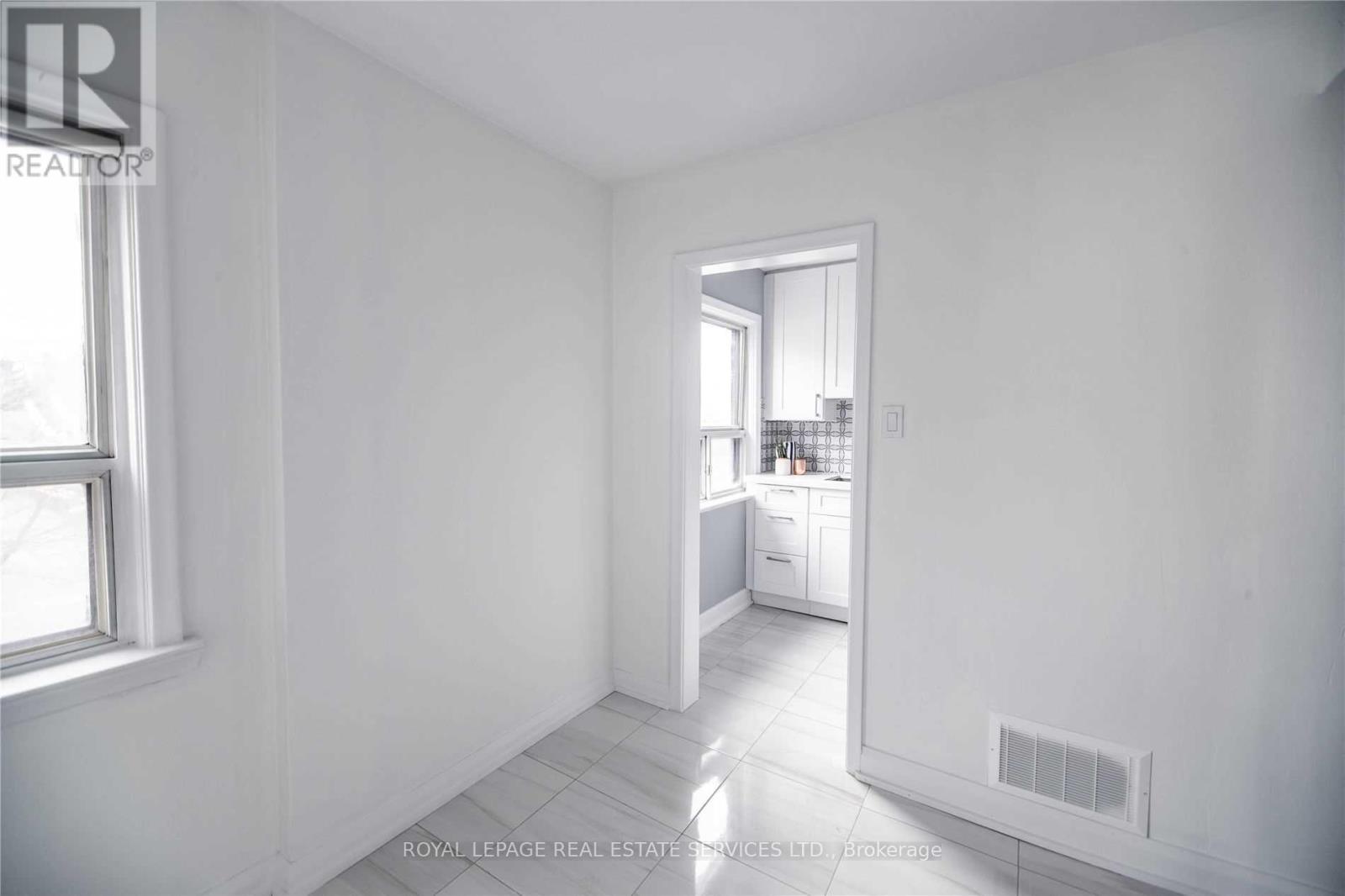 1010 Caledonia Road, Toronto (Yorkdale-Glen Park), Ontario  M6B 3Z1 - Photo 41 - W12145101