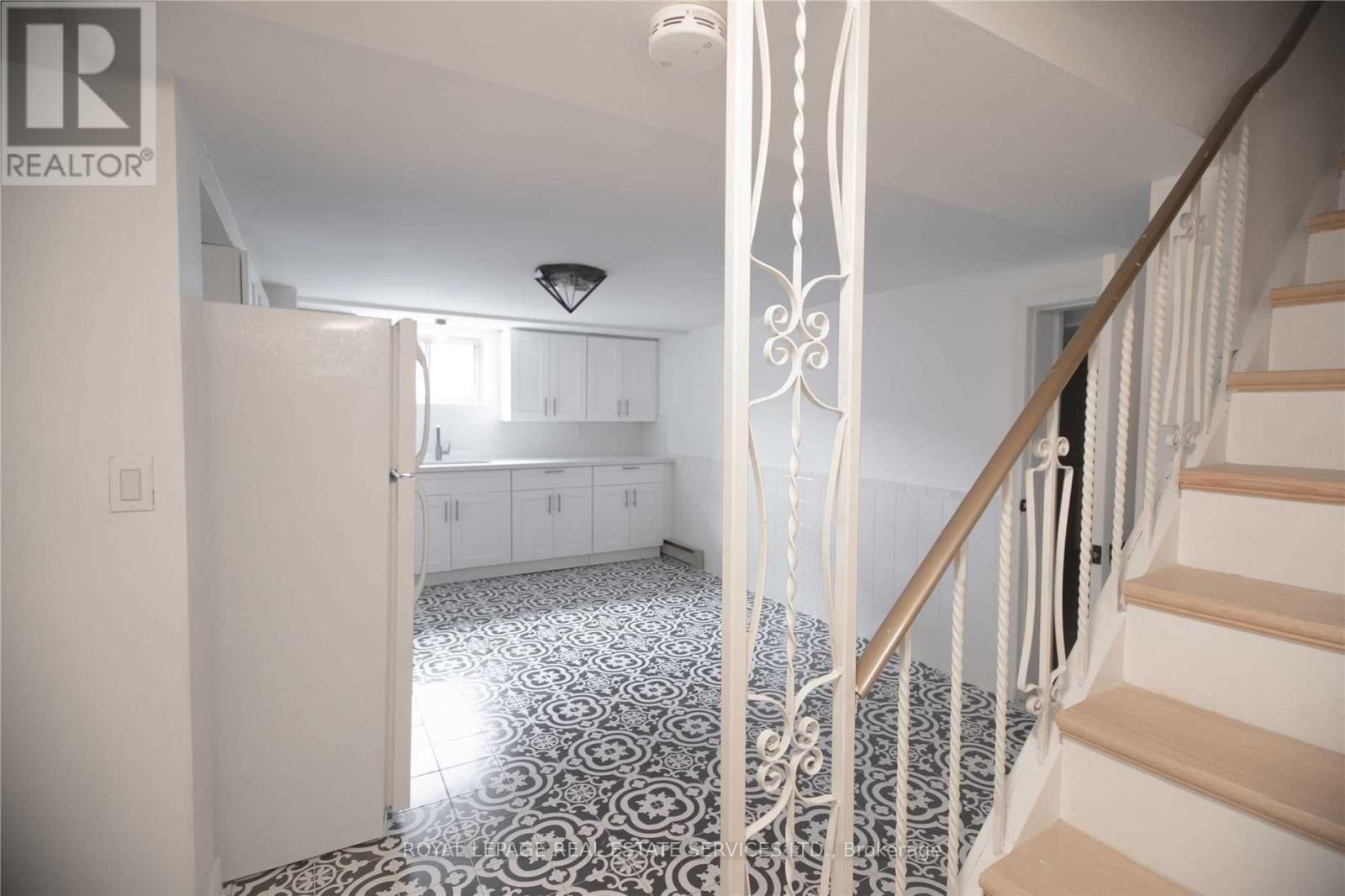 1010 Caledonia Road, Toronto (Yorkdale-Glen Park), Ontario  M6B 3Z1 - Photo 8 - W12145101