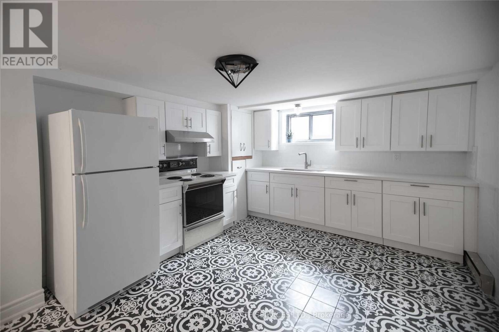 1010 Caledonia Road, Toronto (Yorkdale-Glen Park), Ontario  M6B 3Z1 - Photo 9 - W12145101