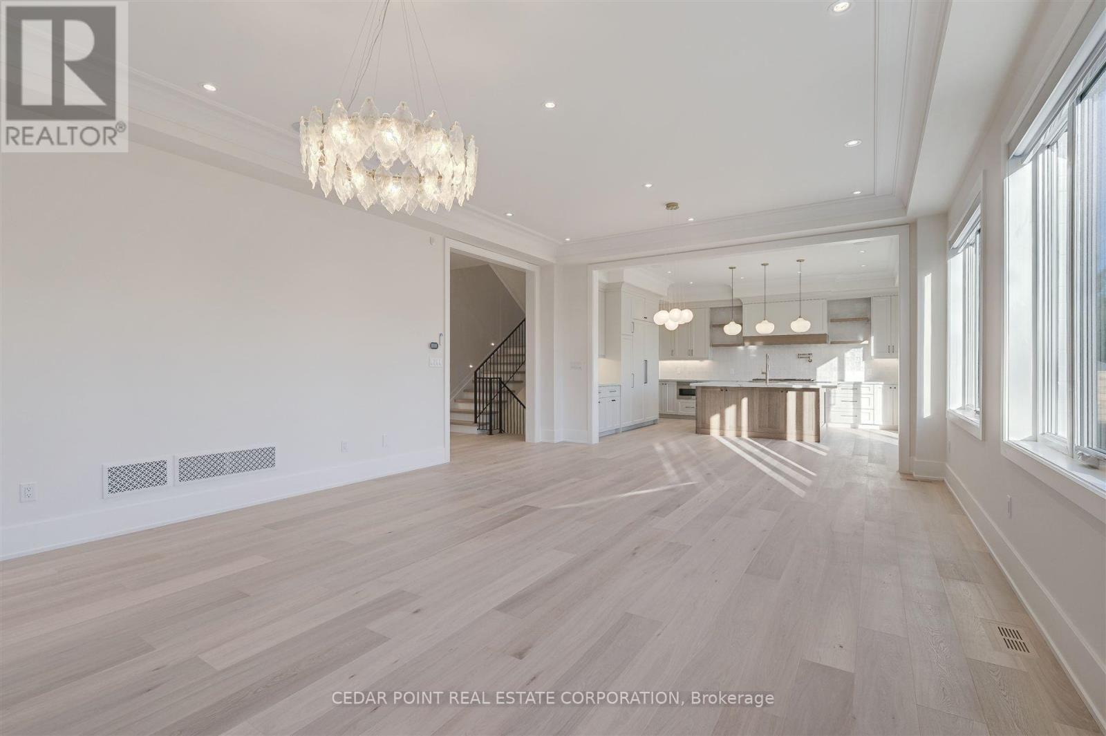 15 Drury Lane, Toronto, Ontario  M9P 1P8 - Photo 5 - W12145142
