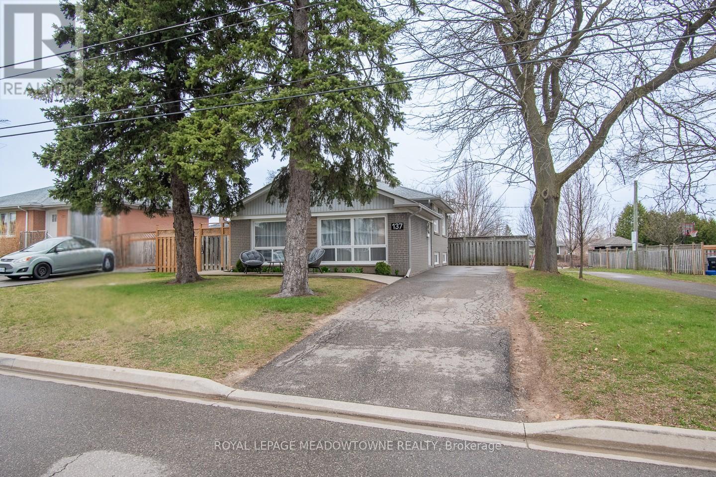 137 Wakefield Road, Milton, Ontario  L9T 2L7 - Photo 3 - W12145157