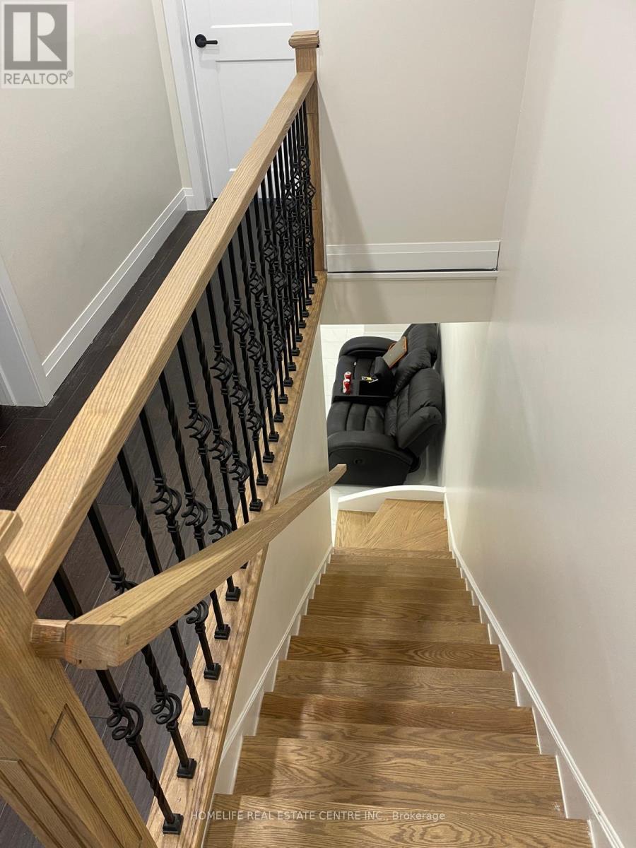 3051 Driftwood Drive, Burlington, Ontario  L7M 1X8 - Photo 5 - W12145247