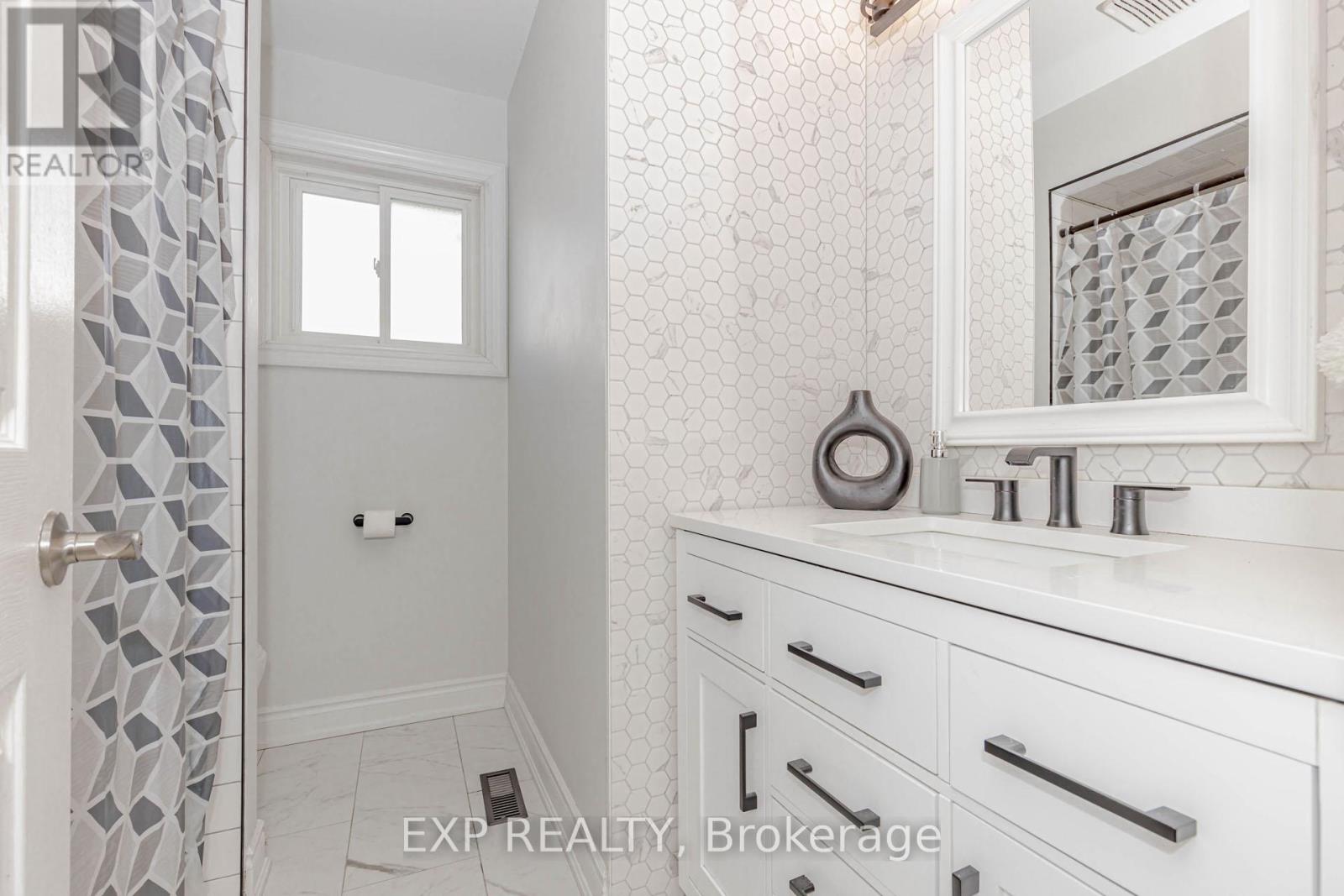 33 Meaghan Street, Hamilton, Ontario  L8B 0H5 - Photo 38 - X12145105