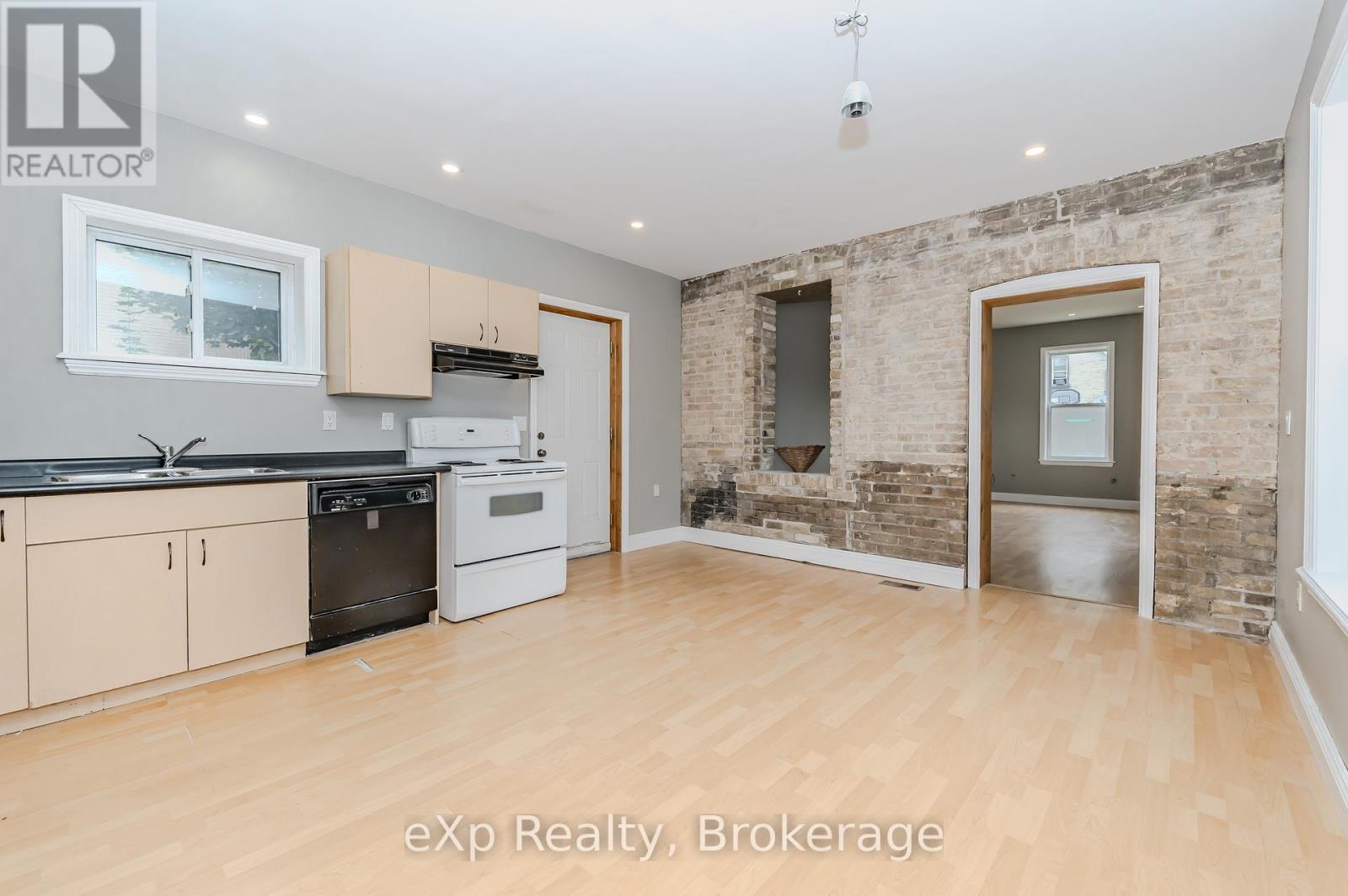 12 Fleet Street, Brant, Ontario  N3T 3S7 - Photo 16 - X12034490