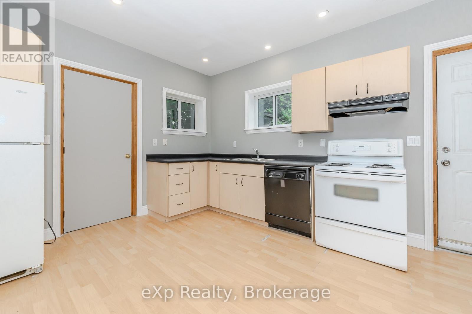 12 Fleet Street, Brant, Ontario  N3T 3S7 - Photo 19 - X12034490