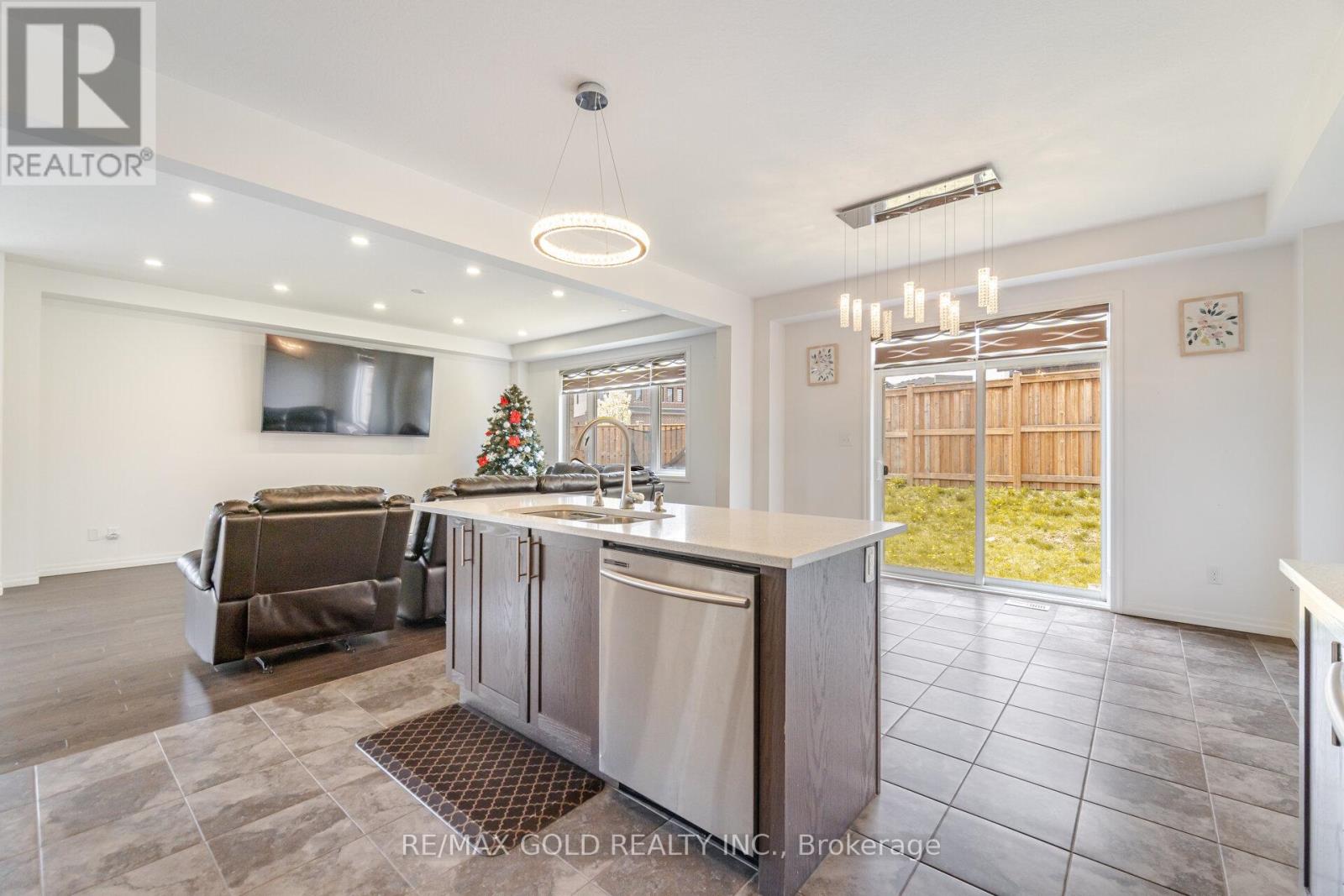 82 Castlebay Street, Kitchener, Ontario  N2R 1W6 - Photo 19 - X12127251