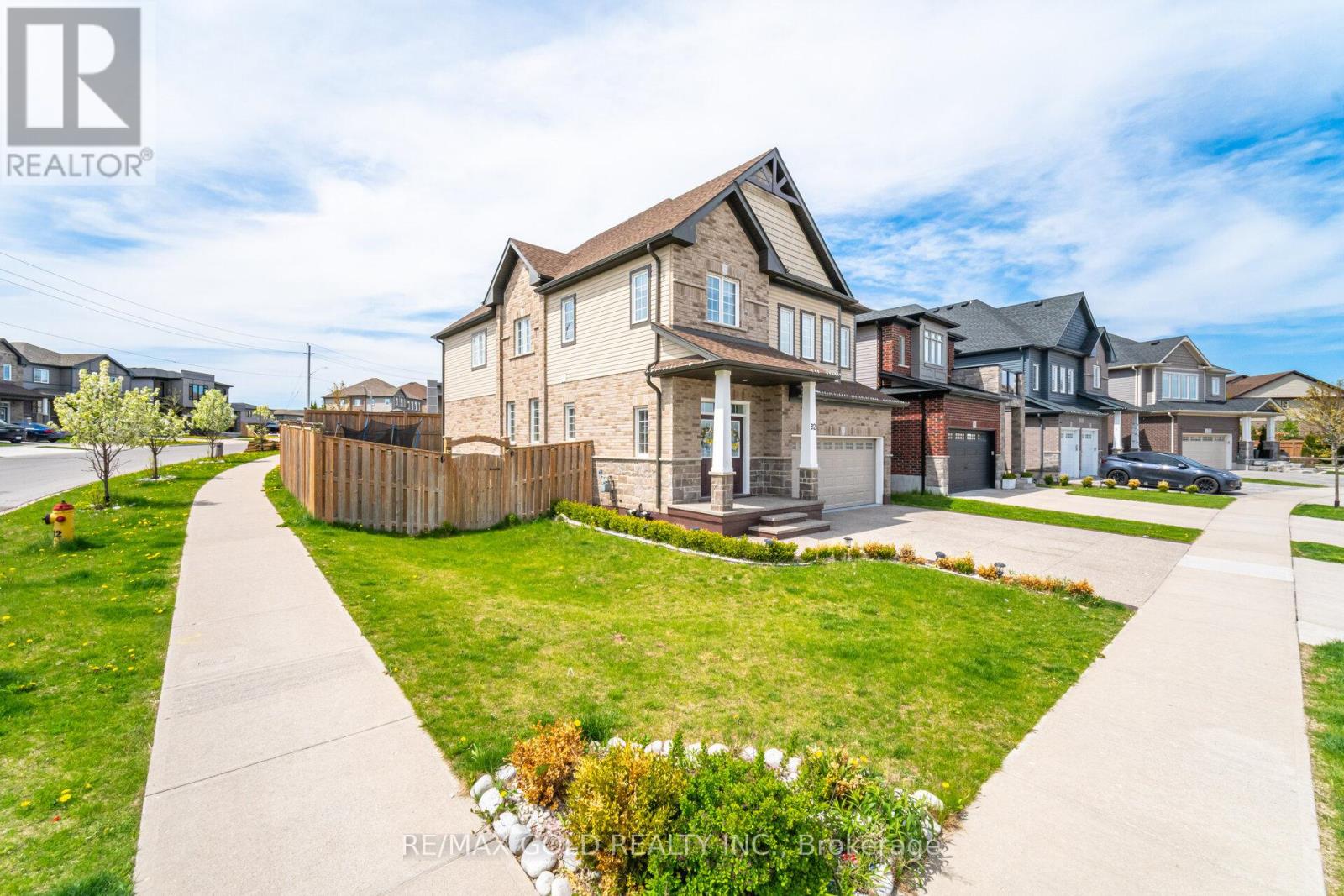 Property at 82 CASTLEBAY STREET image 2