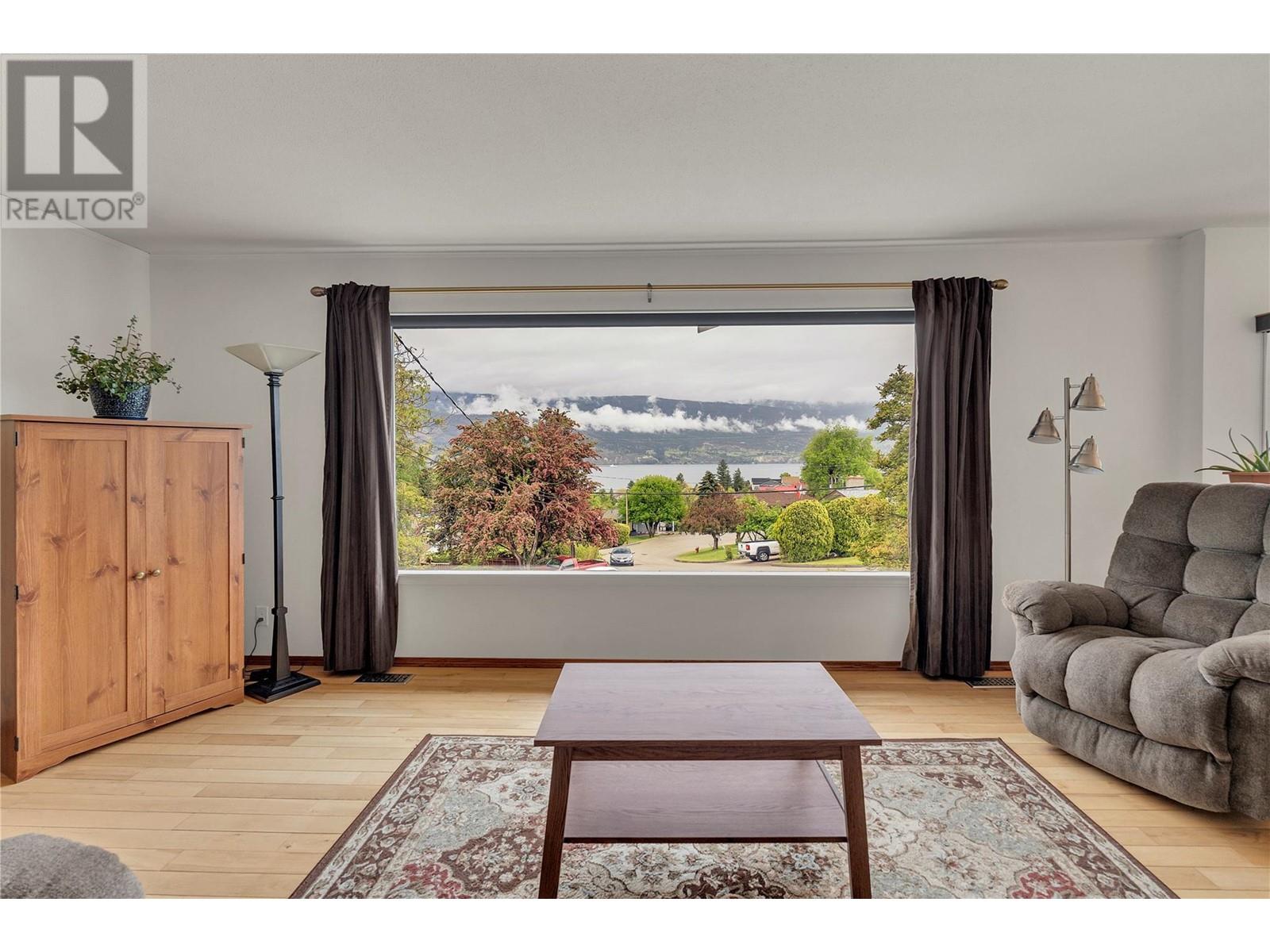 Property at 6528 Lipsett Crescent image 4