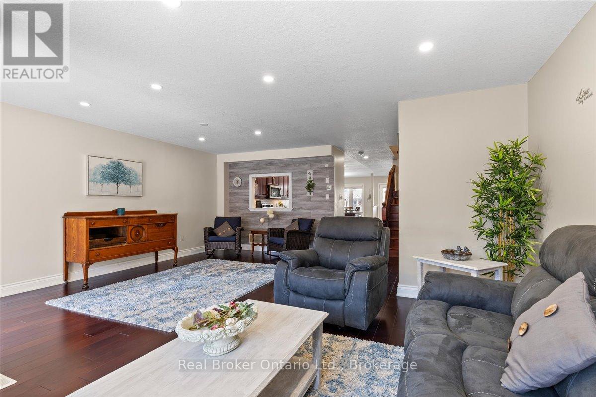 125 Blackburn Drive, Brant, Ontario  N3T 6S2 - Photo 12 - X12145502