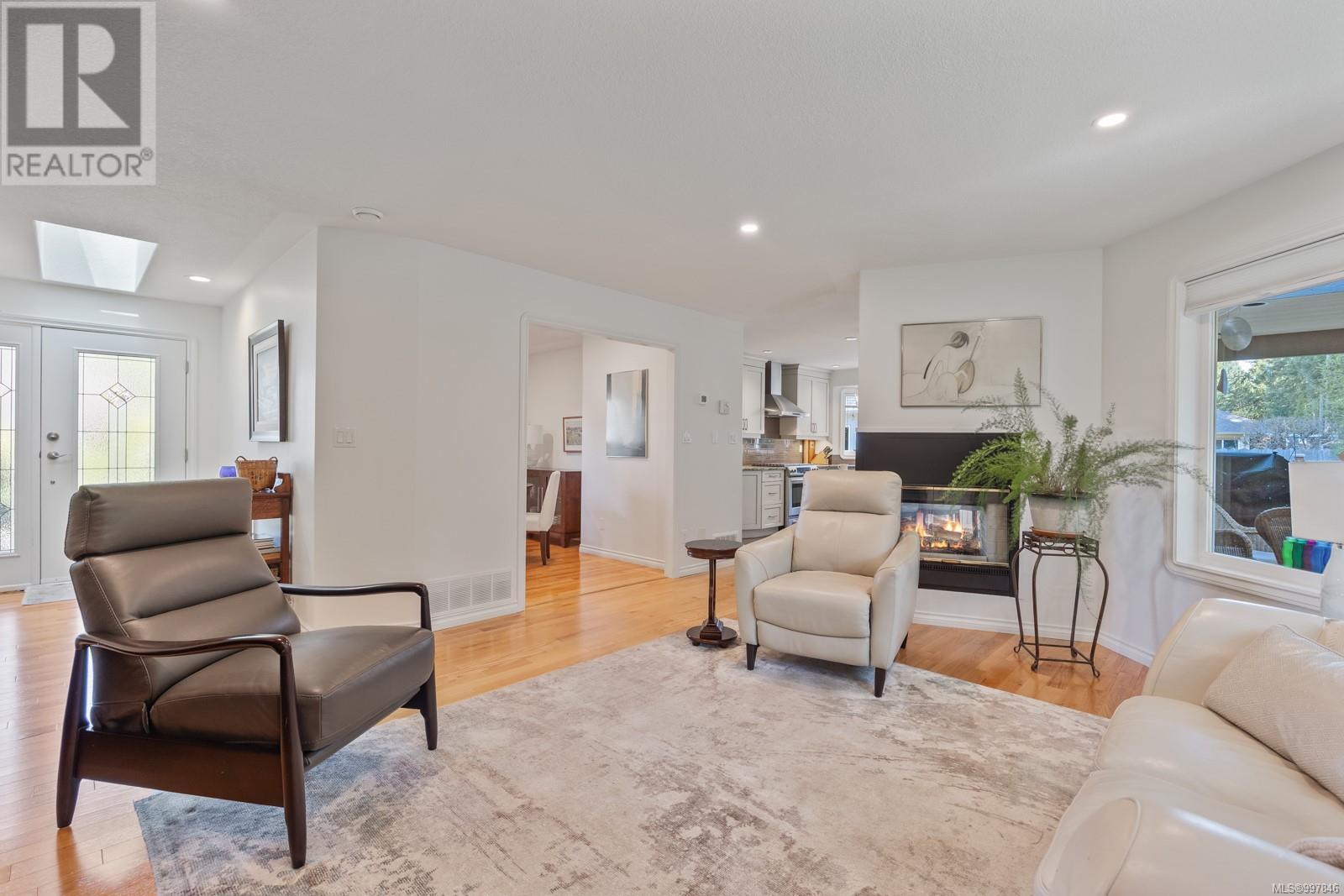 Property at 717 Redwood Dr image 3