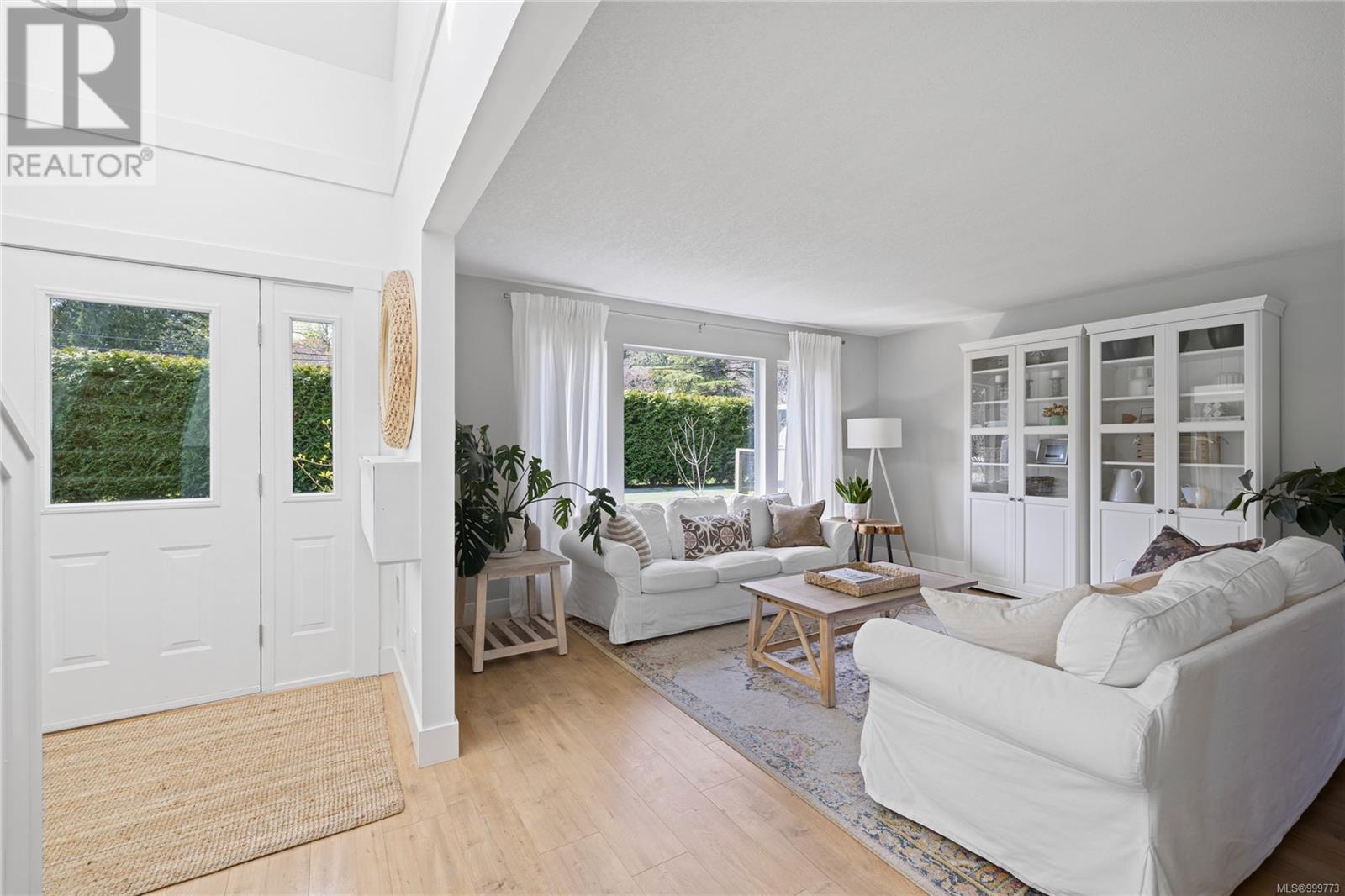 Property at 595 Eaglecrest Dr image 3