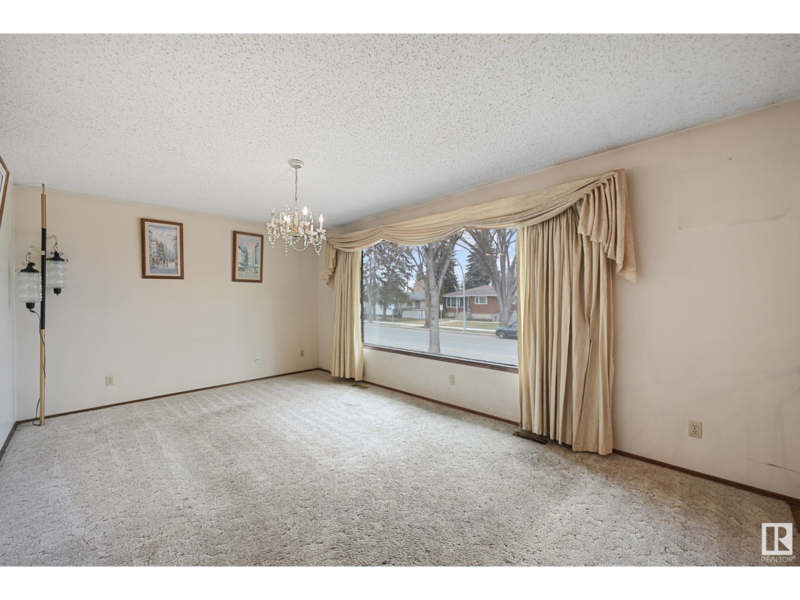 Property at 13042 116 ST NW image 3