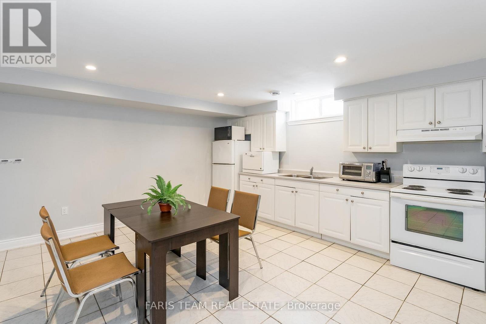 8 Elm Drive, Wasaga Beach, Ontario  L9Z 2L3 - Photo 14 - S12145386